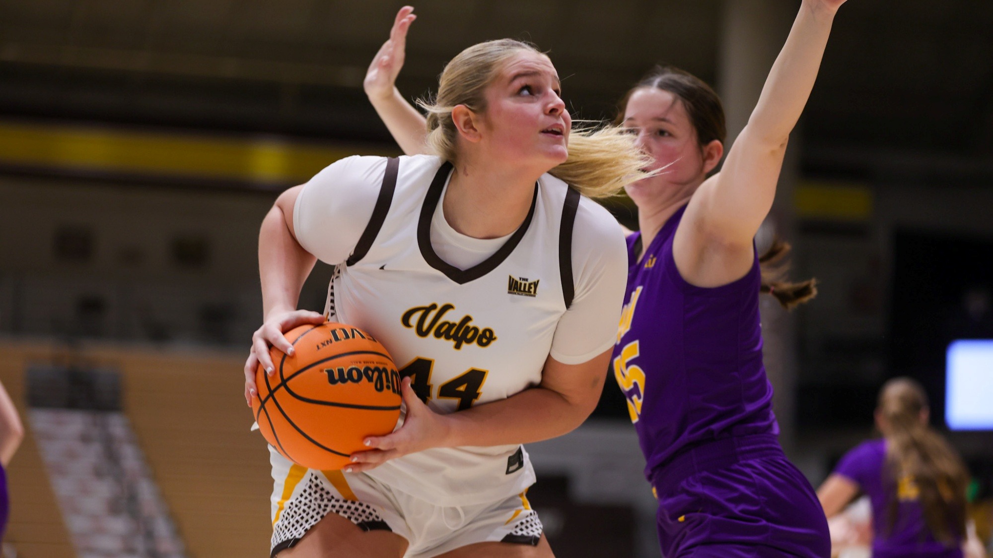 2025-26 WBB Kamryn Winch action shot