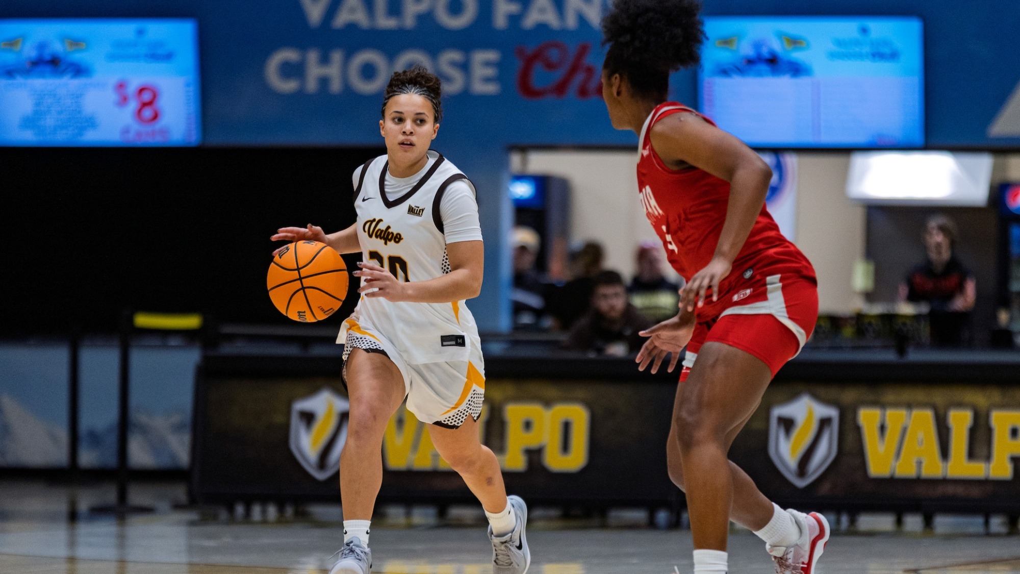 2025-26 WBB Mikayla Huffine action shot