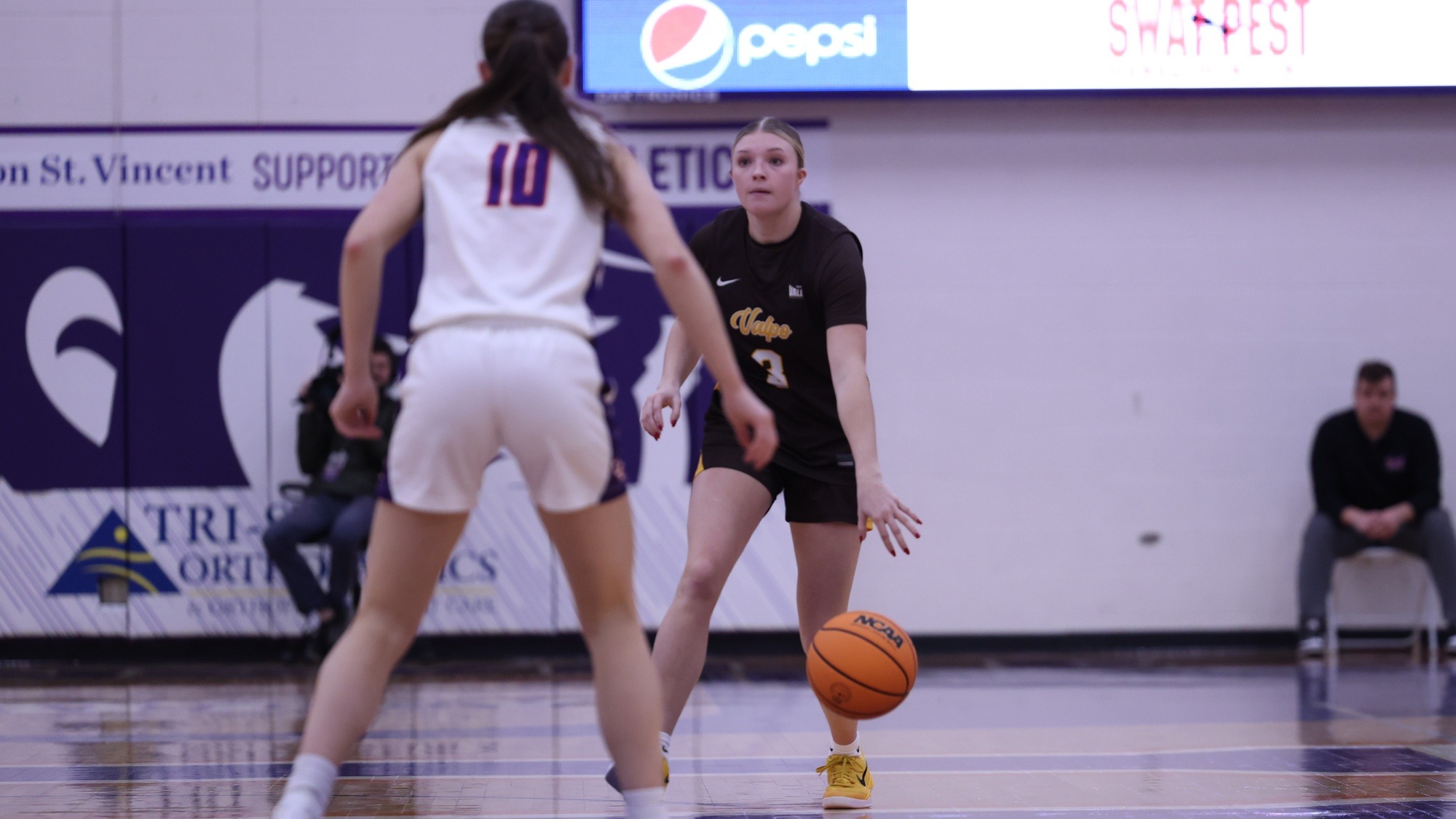 2025-26 WBB Isabella Anderson action shot