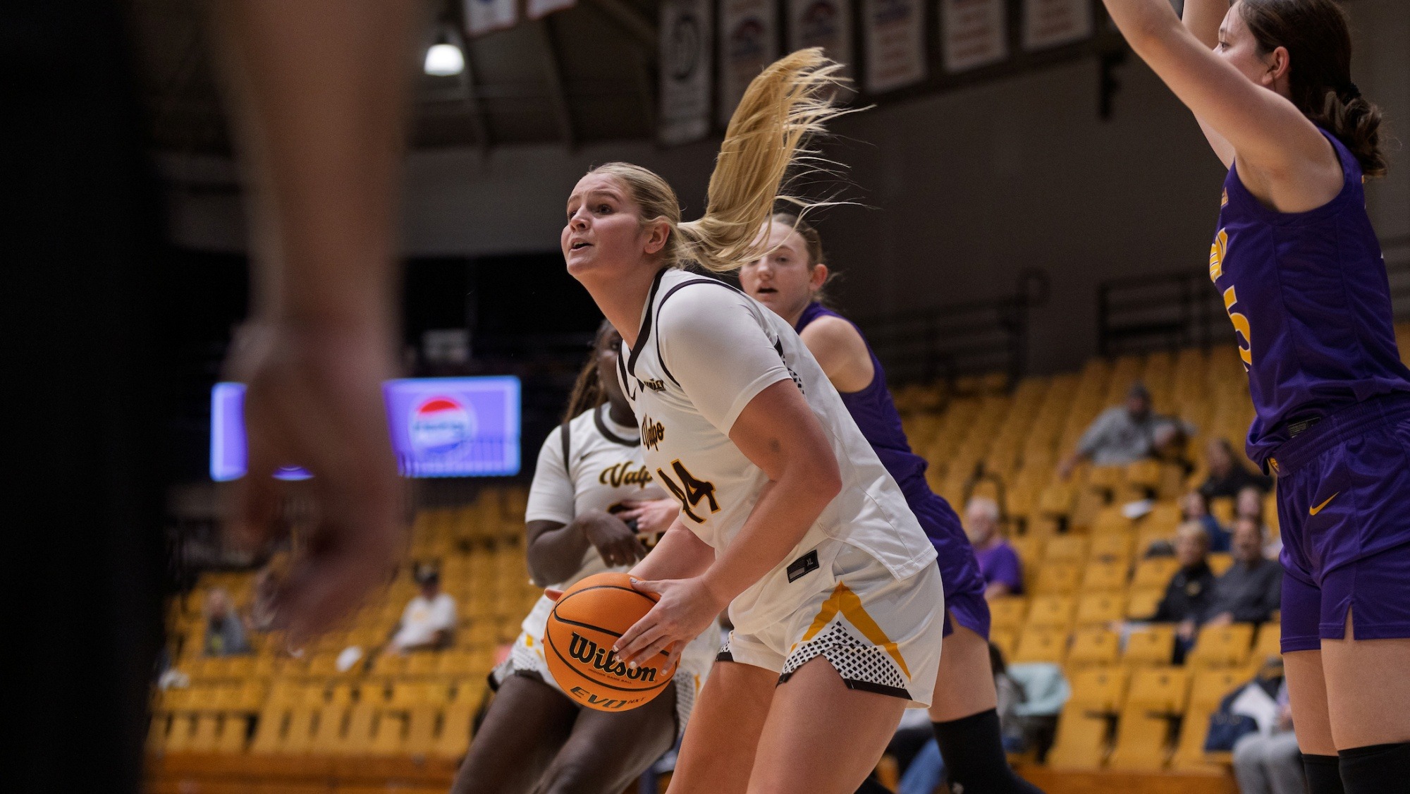 2025-26 WBB Kamryn Winch action shot