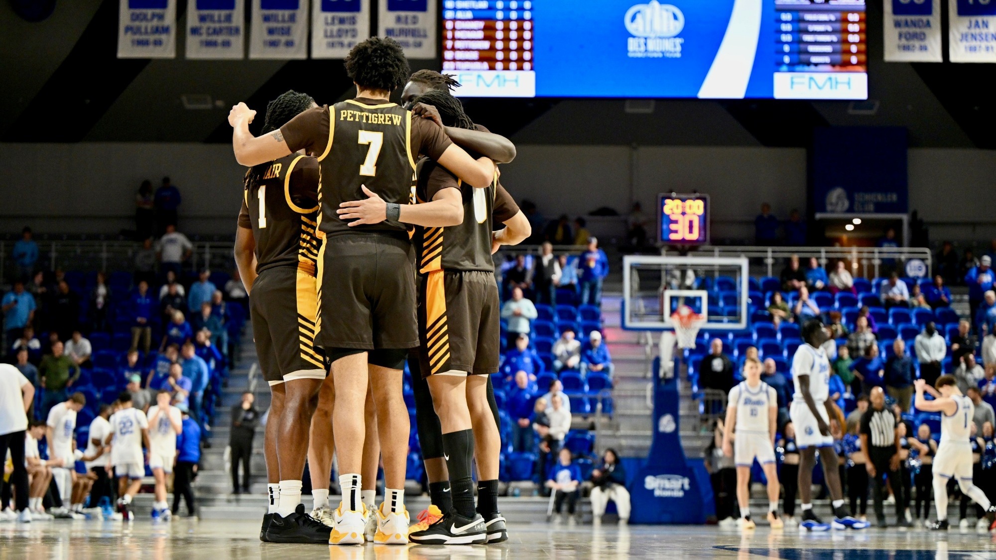 MBB team huddle at drake