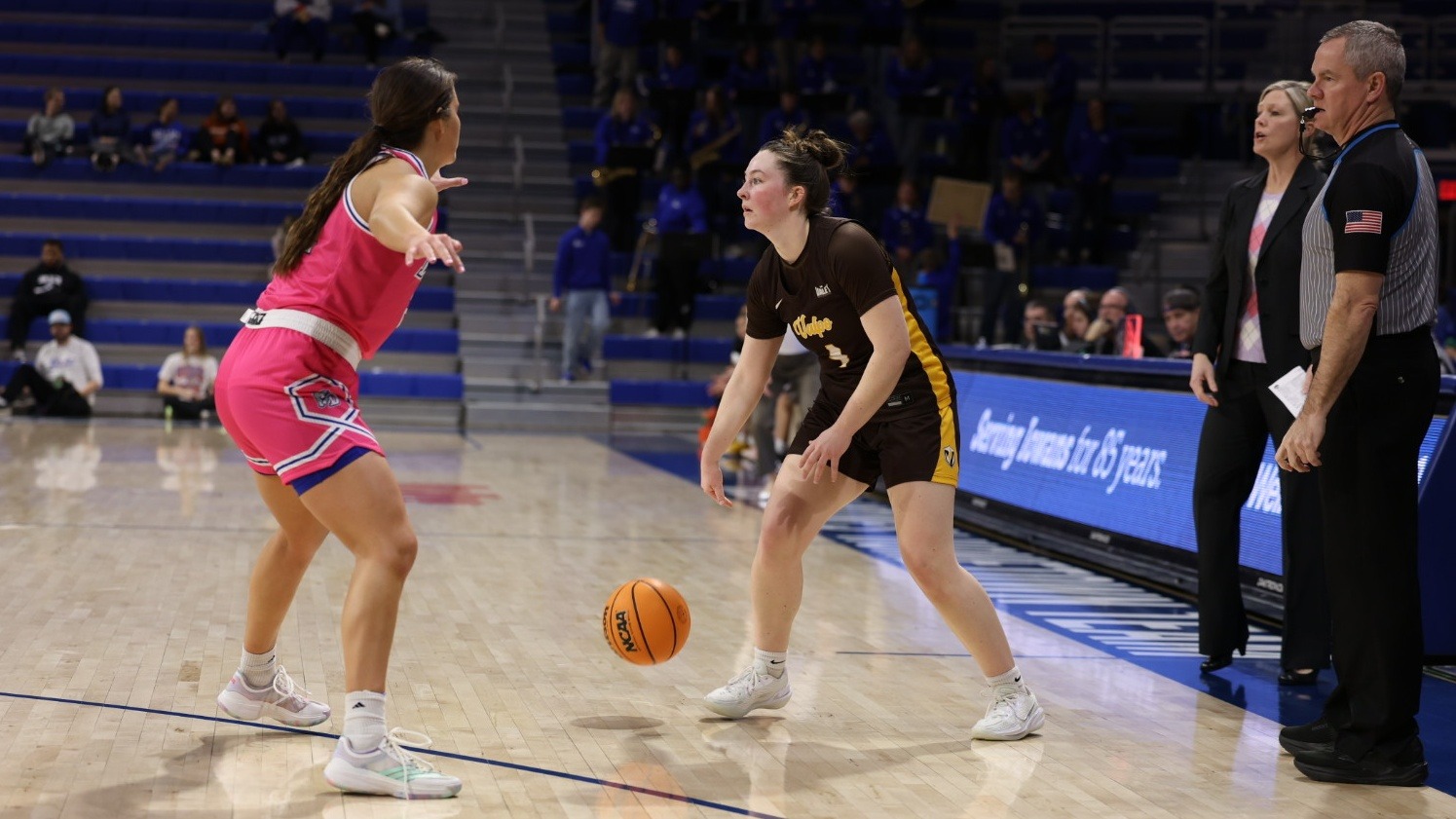 2025-26 WBB Fiona Connolly action shot