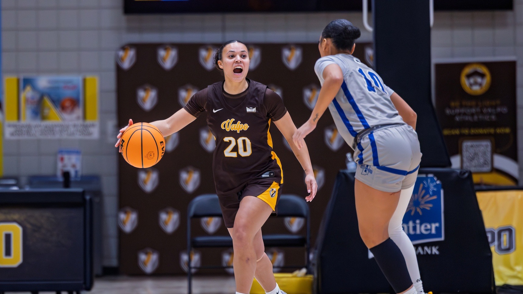 2025-26 WBB Mikayla Huffine action shot