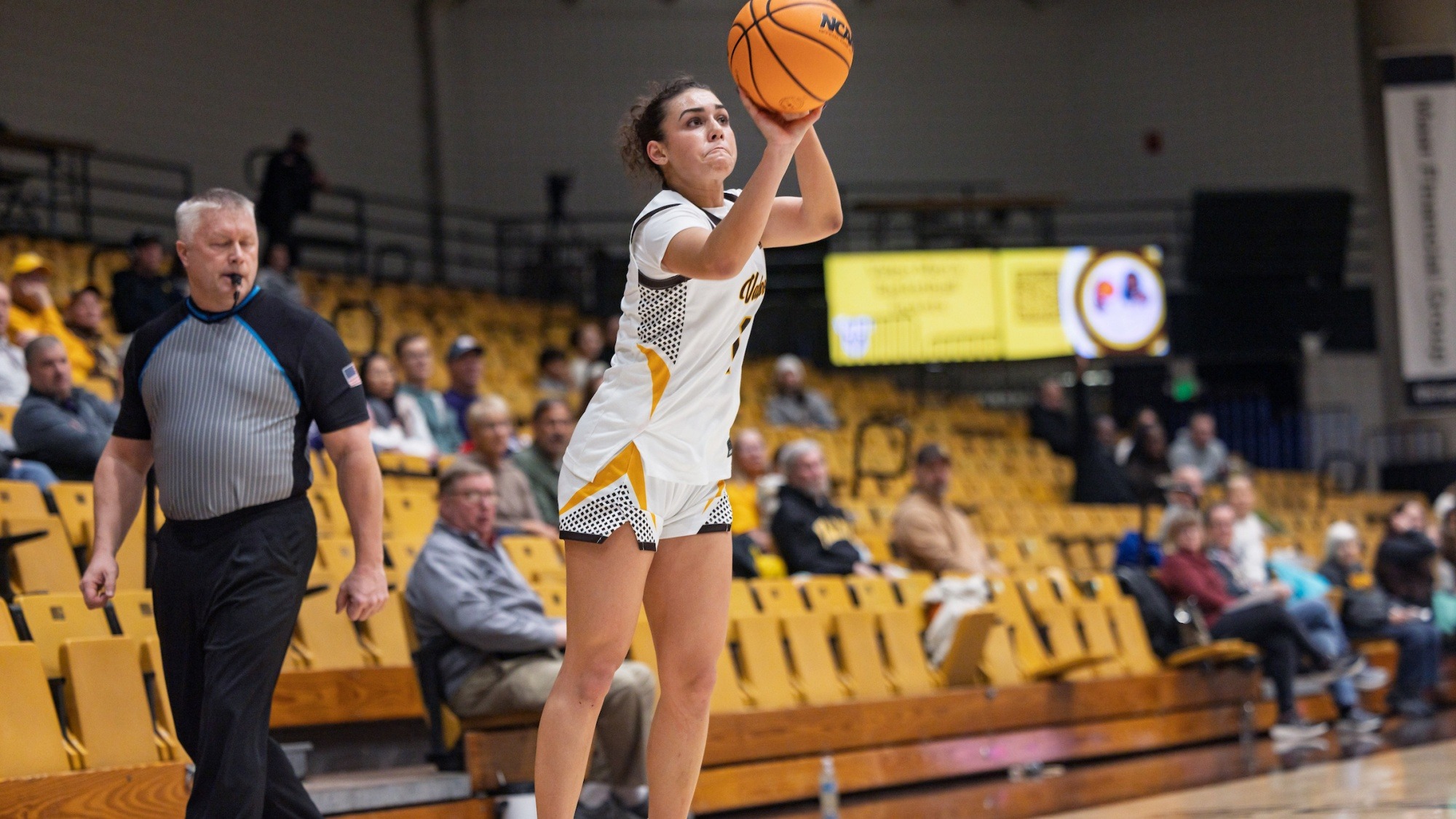 2025-26 WBB Allia von Schlegell action shot