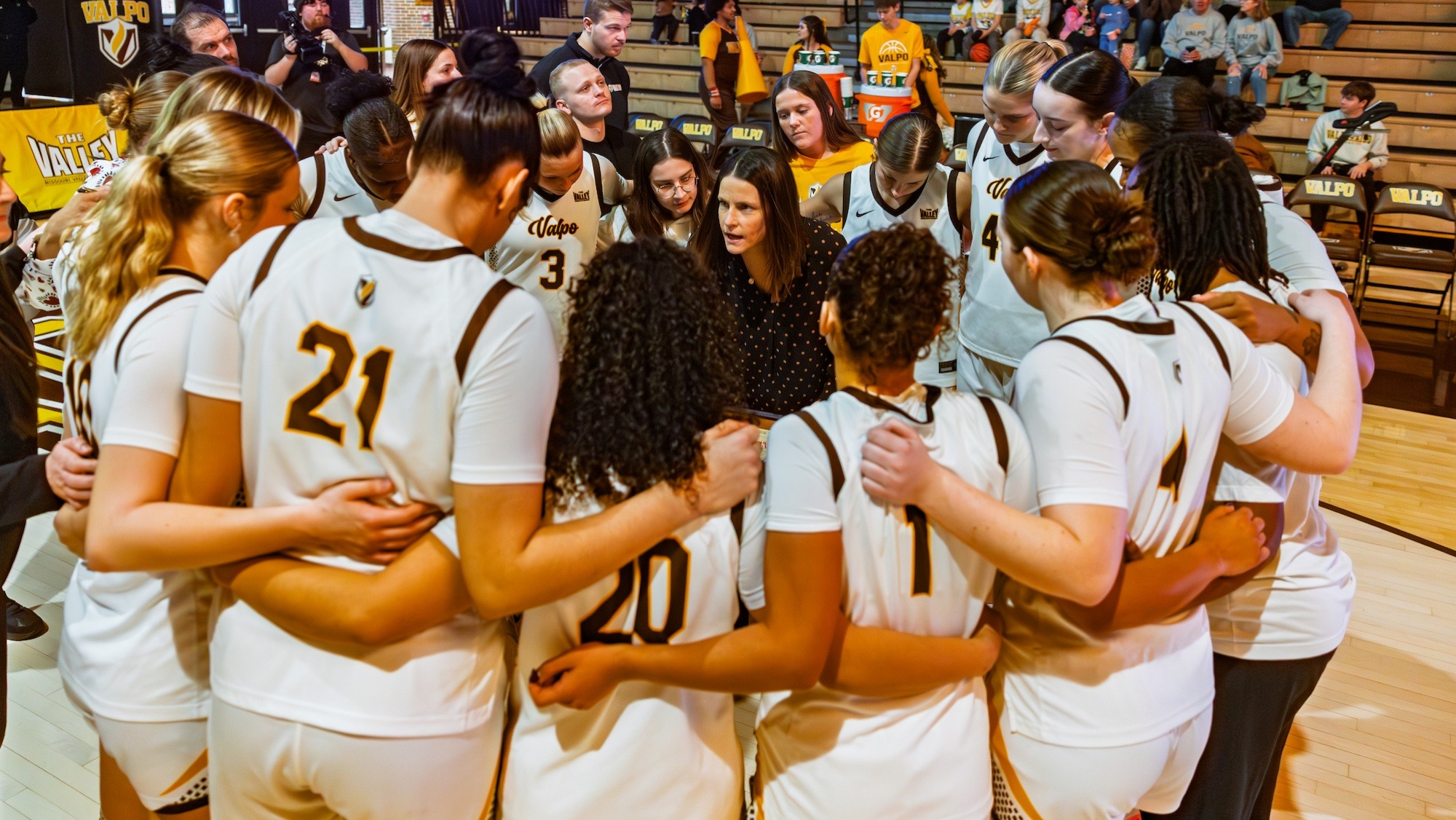 2025-26 WBB Team Huddle With Courtney Boyd