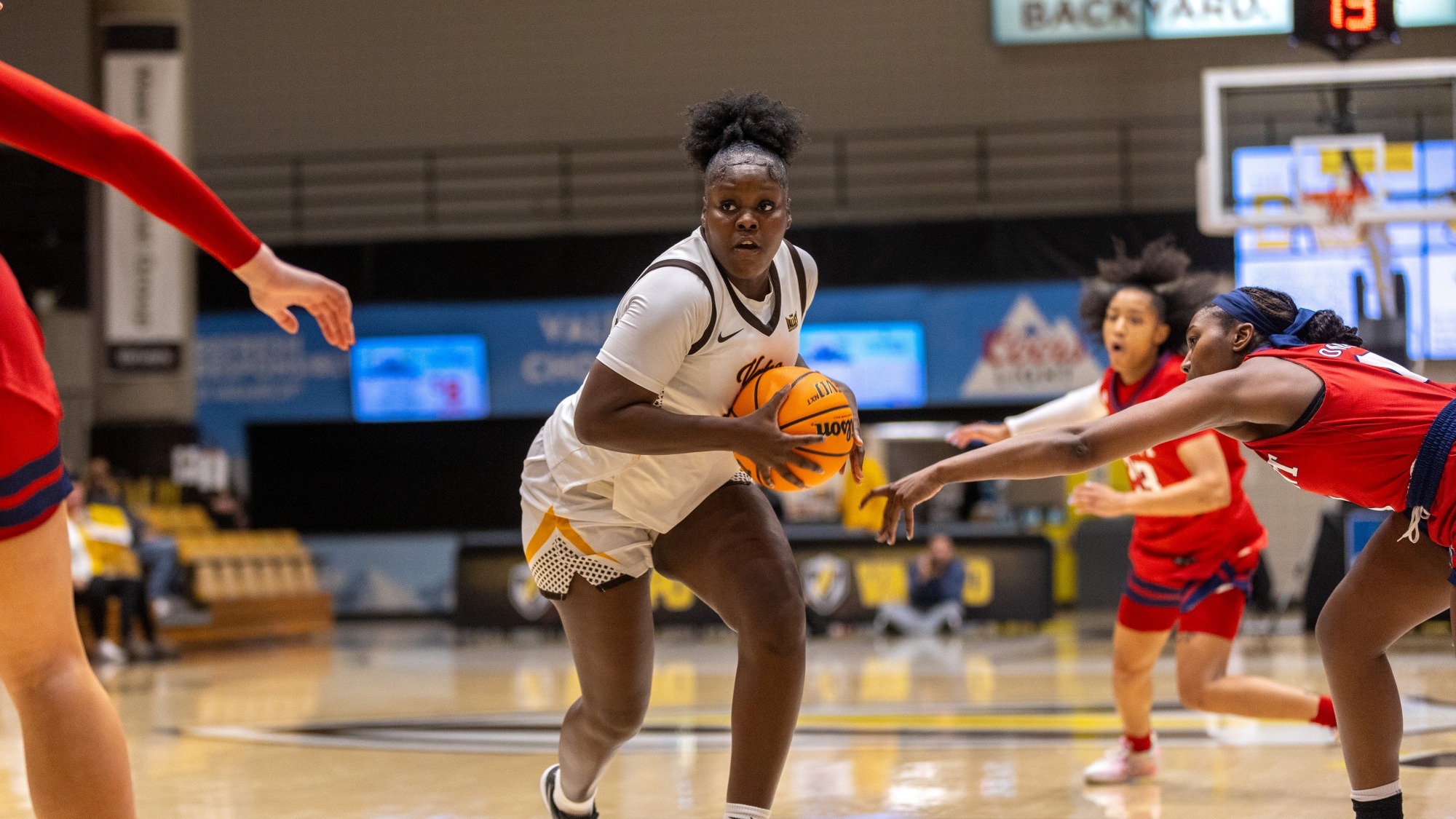 2025-26 WBB Kayla Sullivan action shot