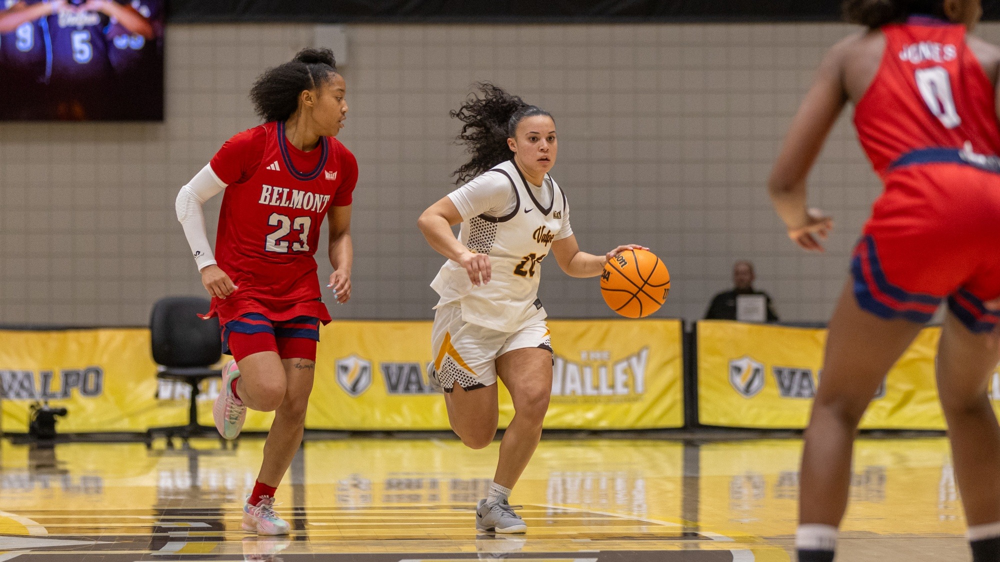 2025-26 WBB Mikayla Huffine action shot