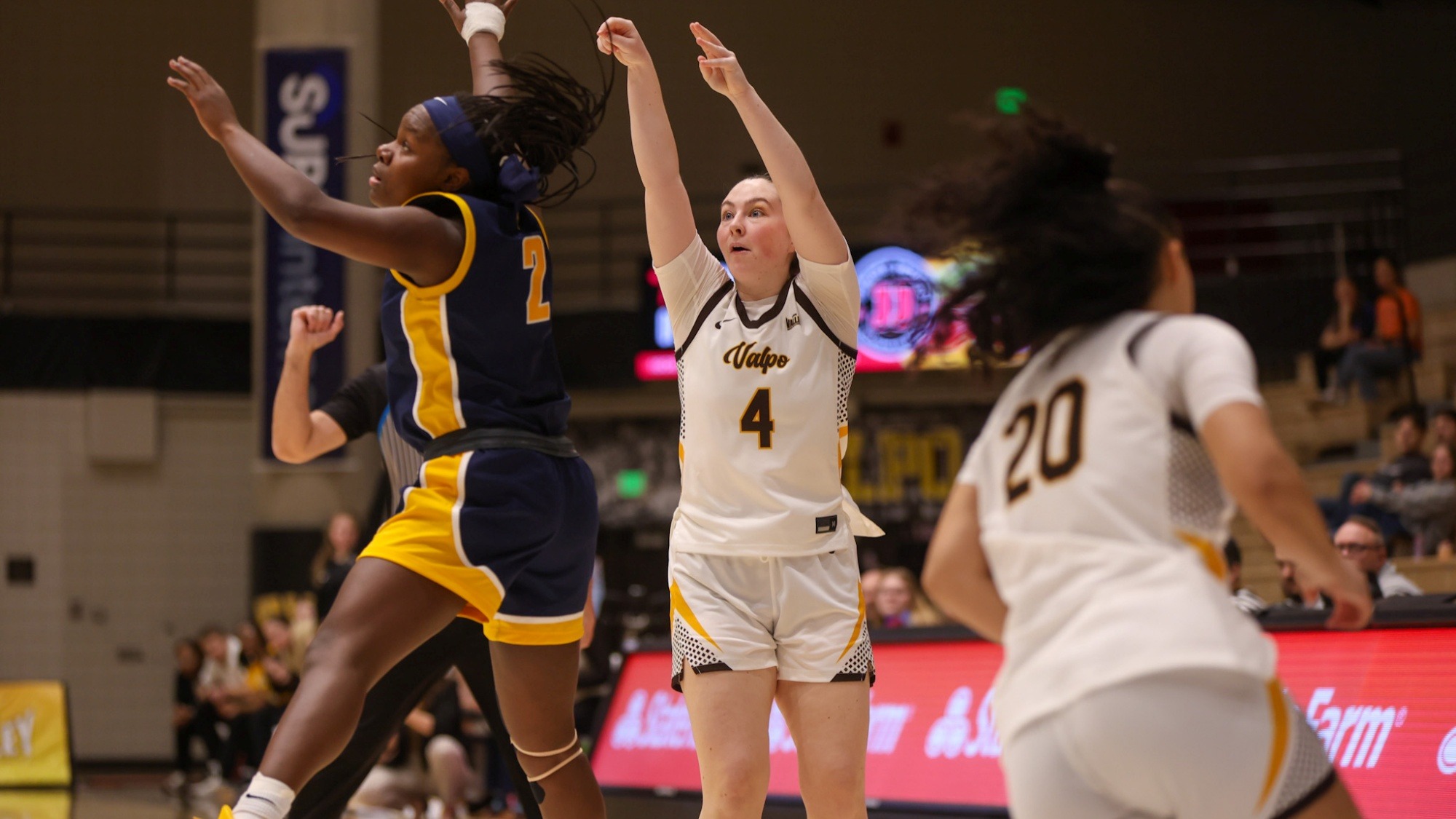 2025-26 WBB Fiona Connolly action shot
