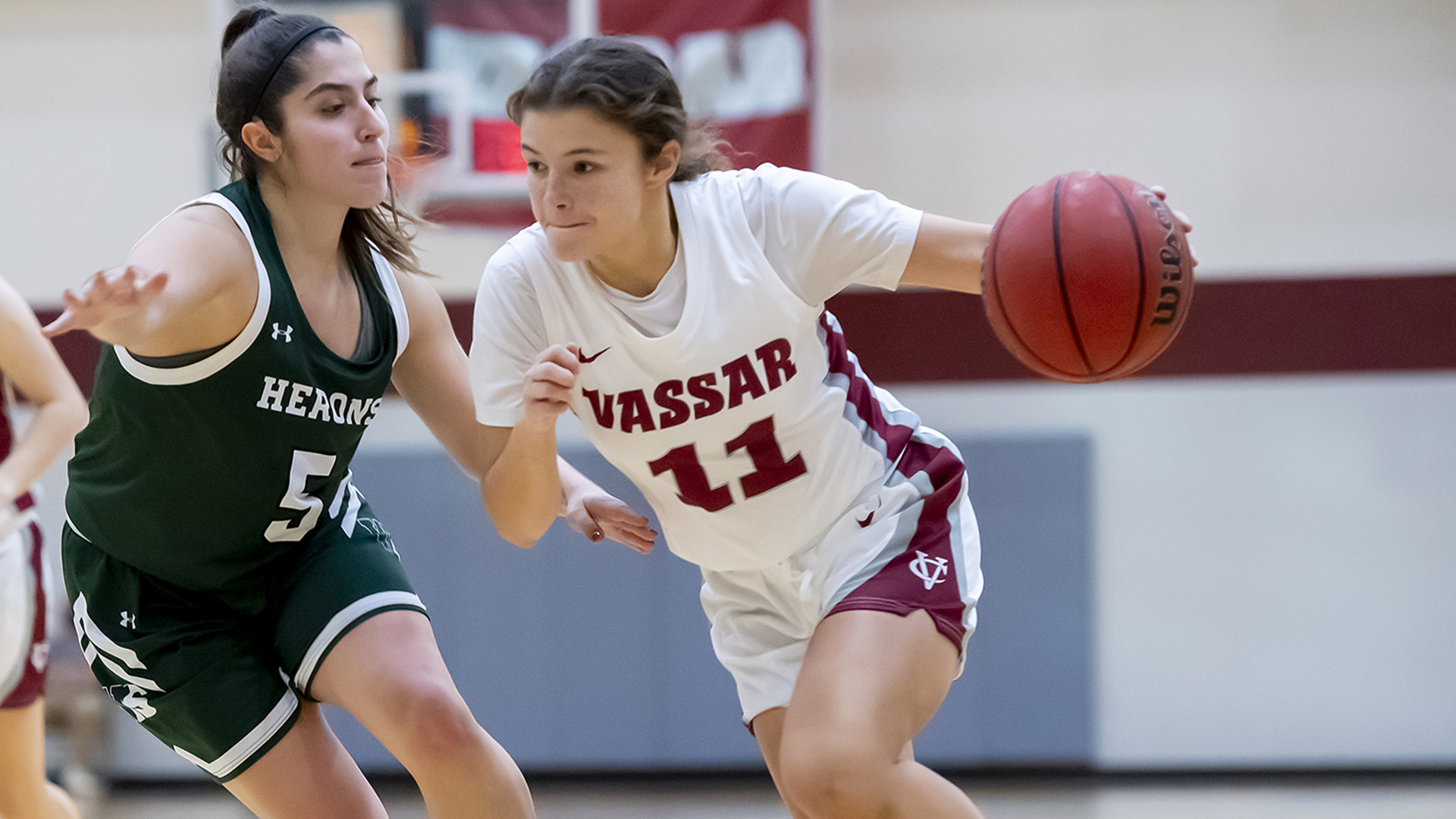 Women's Basketball Powers Past Herons in League Victory Vassar