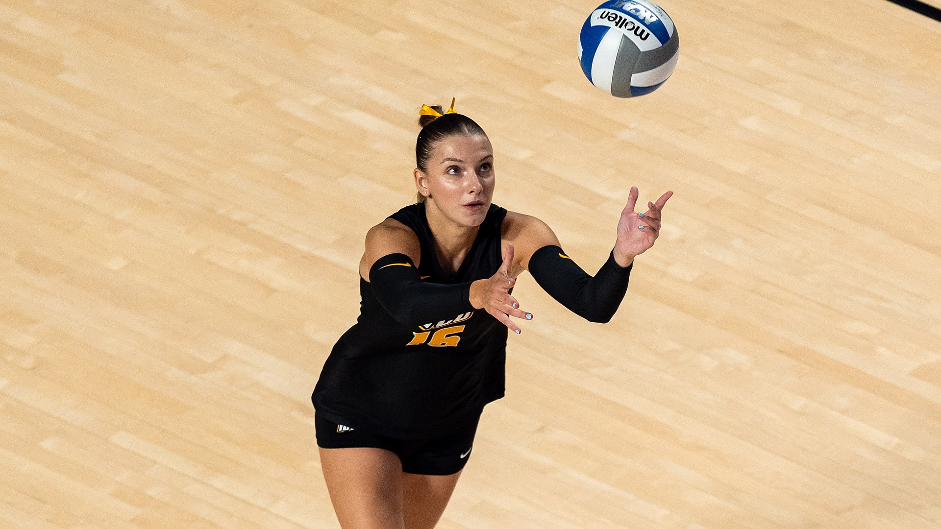 Nina Boledovicova serving