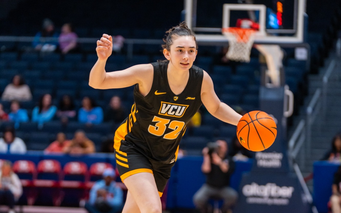 Lucia Sotelo of VCU wearing a black #32 jersey dribbles the ball unguarded in a game against Dayton