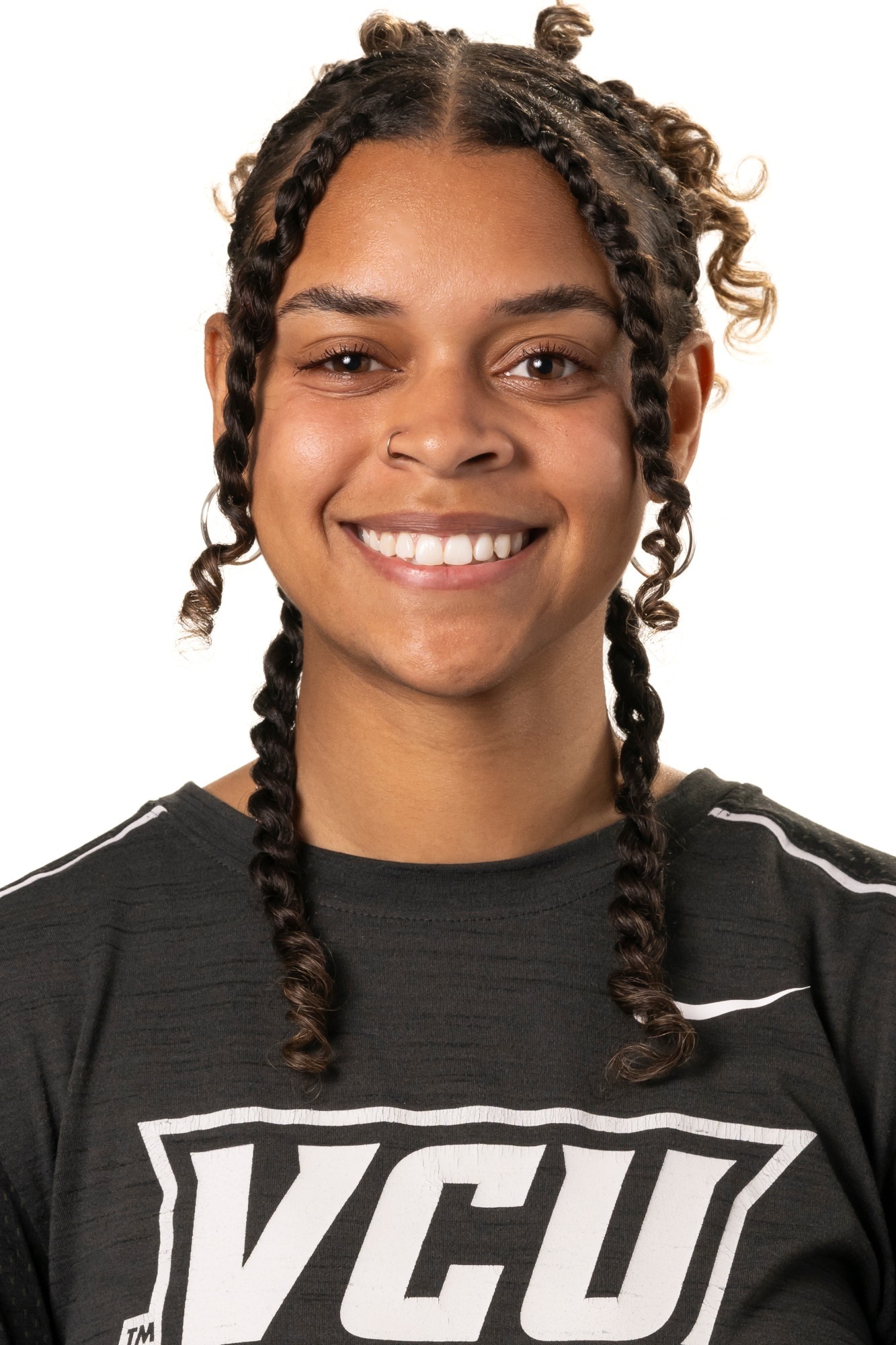 Skylar Naves headshot