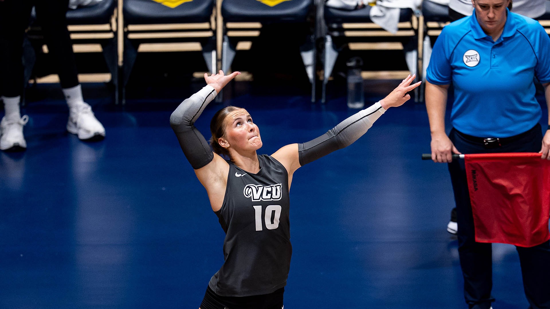 Kayla Foley serve main
