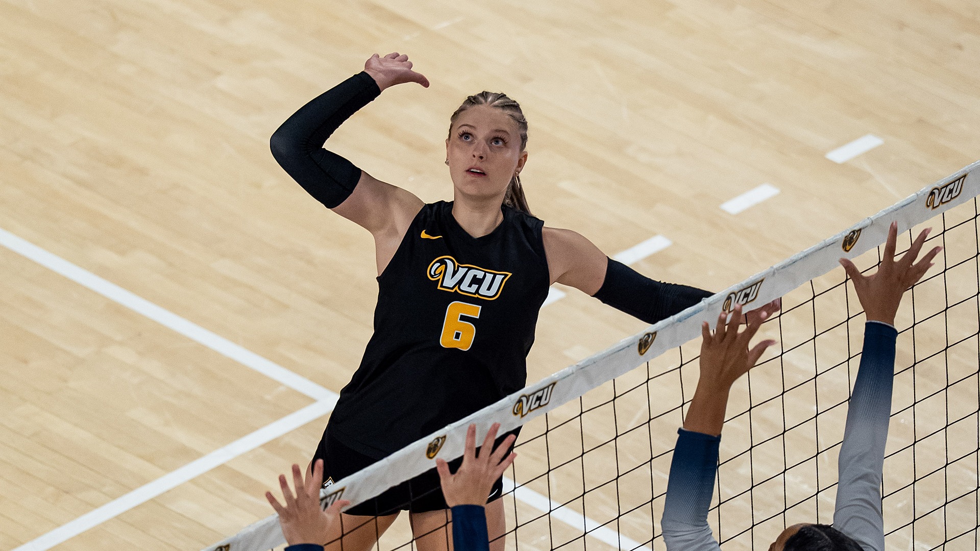 Dominika Kasinska spike from above
