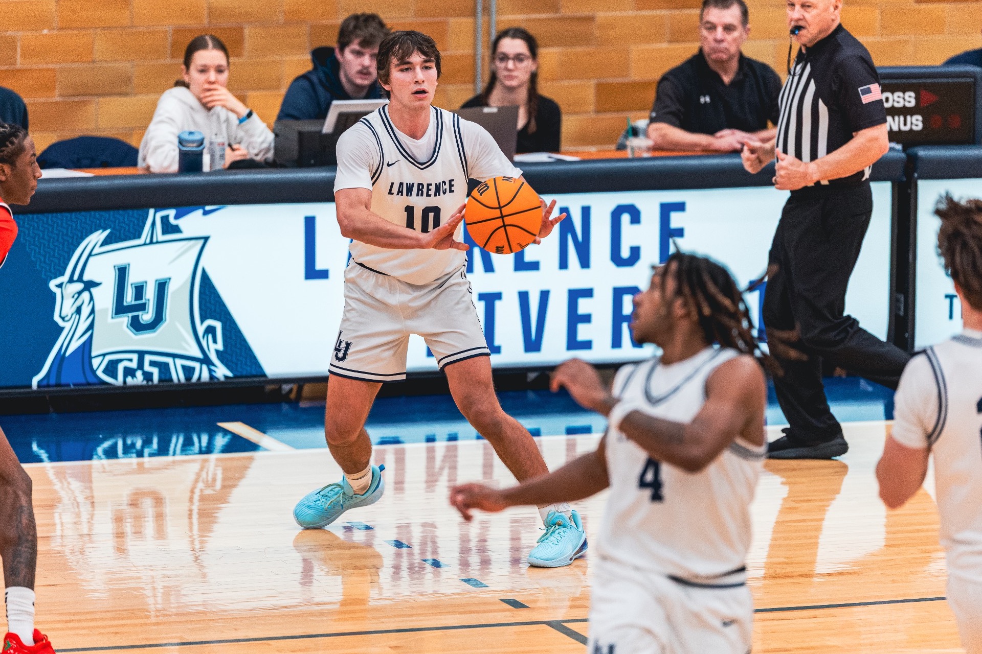 mens basketball action shot of hogan 