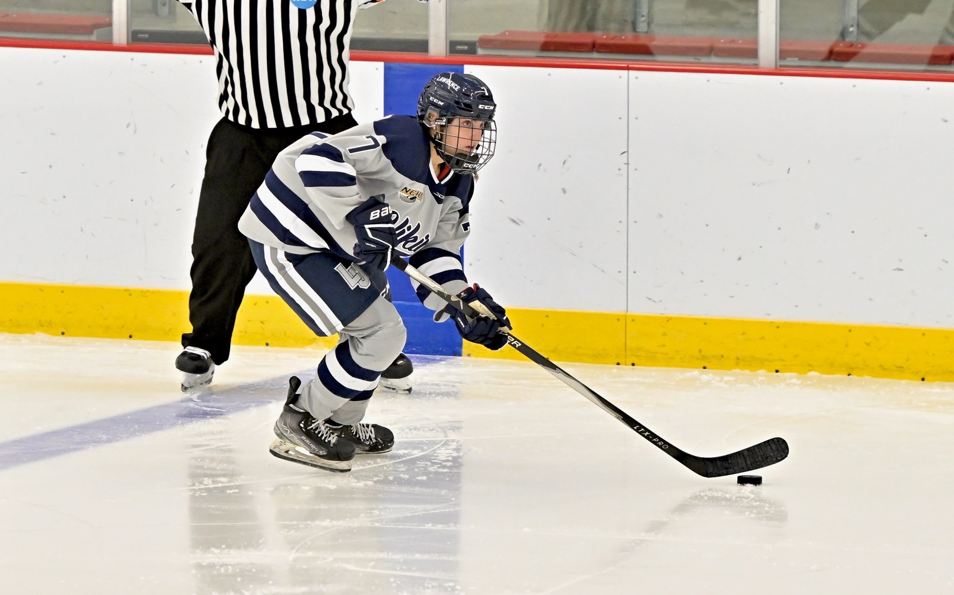 womens hockey action shot of Kate boberg 