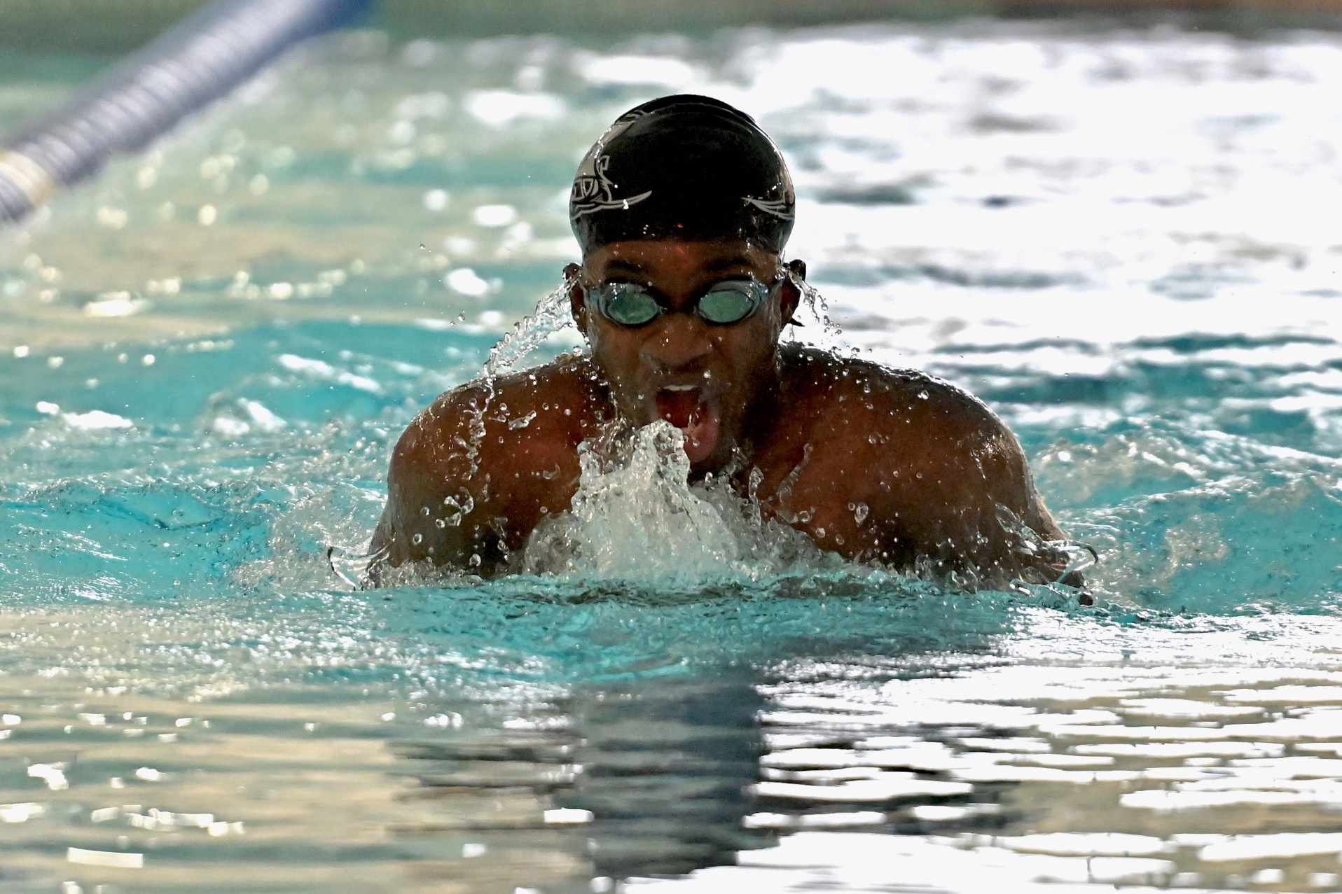 mens swim and dive relay swimmer 
