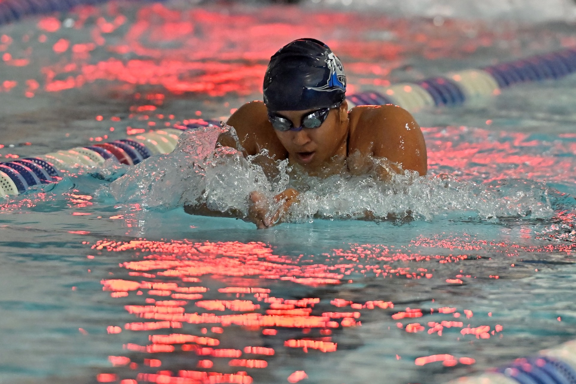 womens swim and dive relay swimmer 