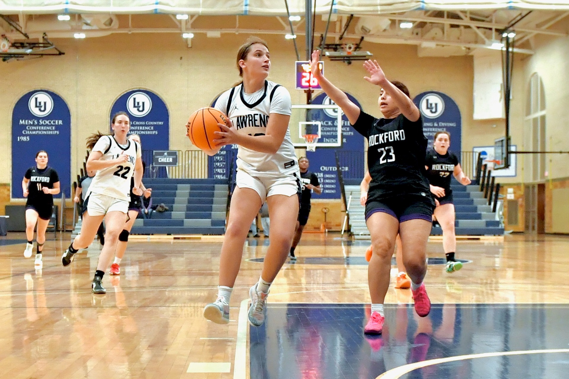 womens basketball action shot of kylie heller 