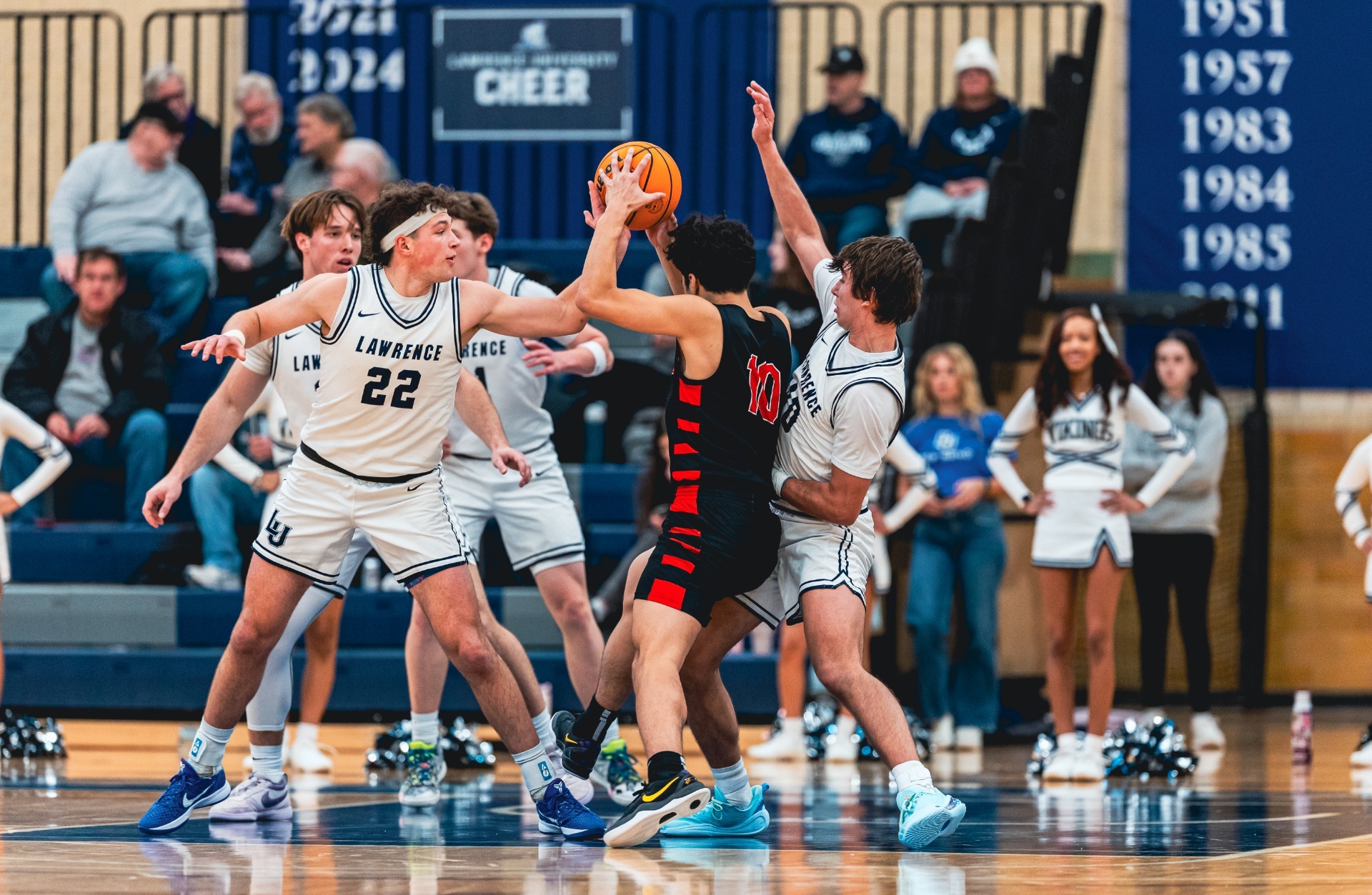 action shot of mens basketball hogan and nic 