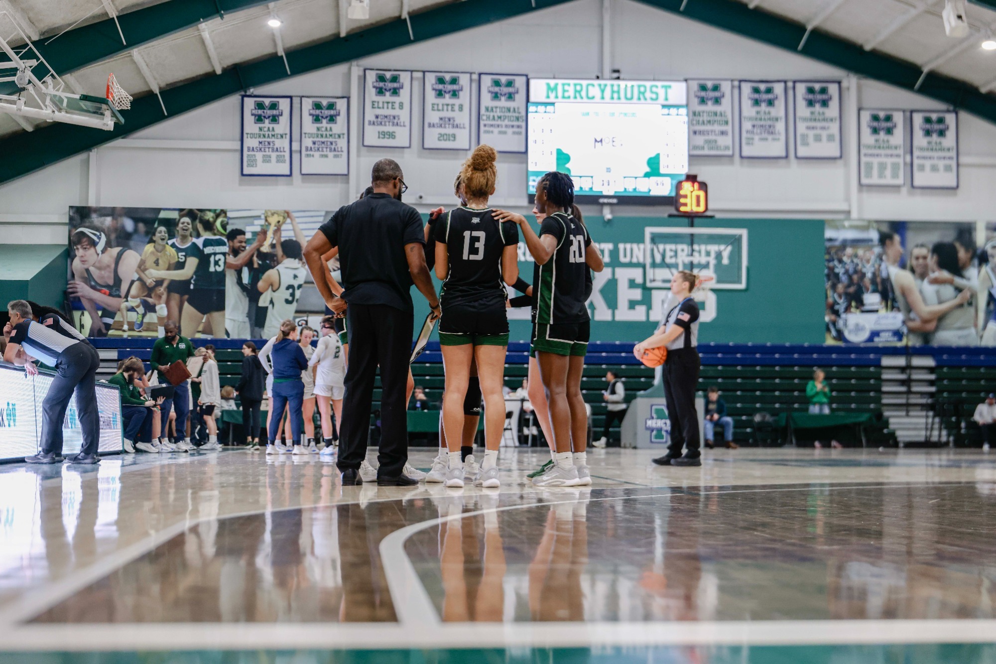 Women's Basketball Huddle - 2025-26
