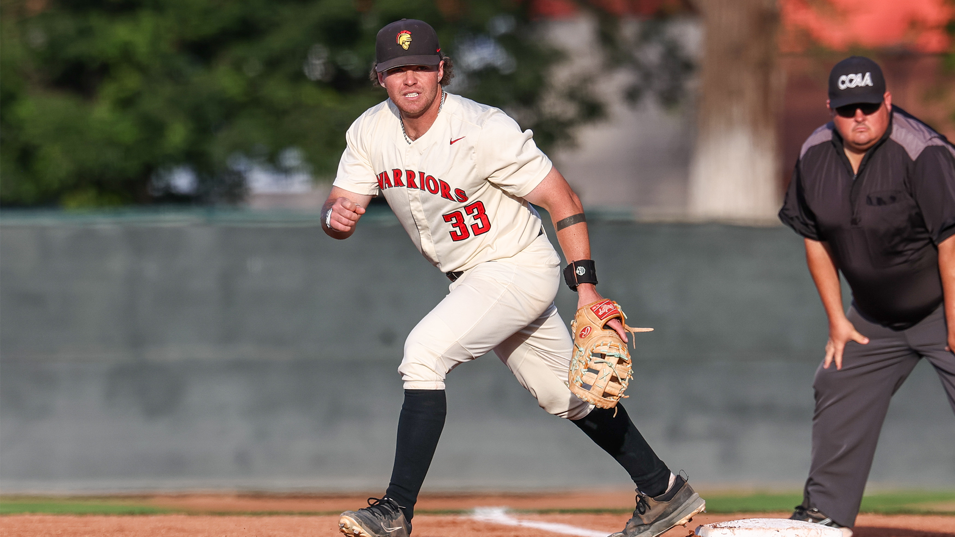 Chris Ortiz getting ready to field a play at 1b for the Warriors