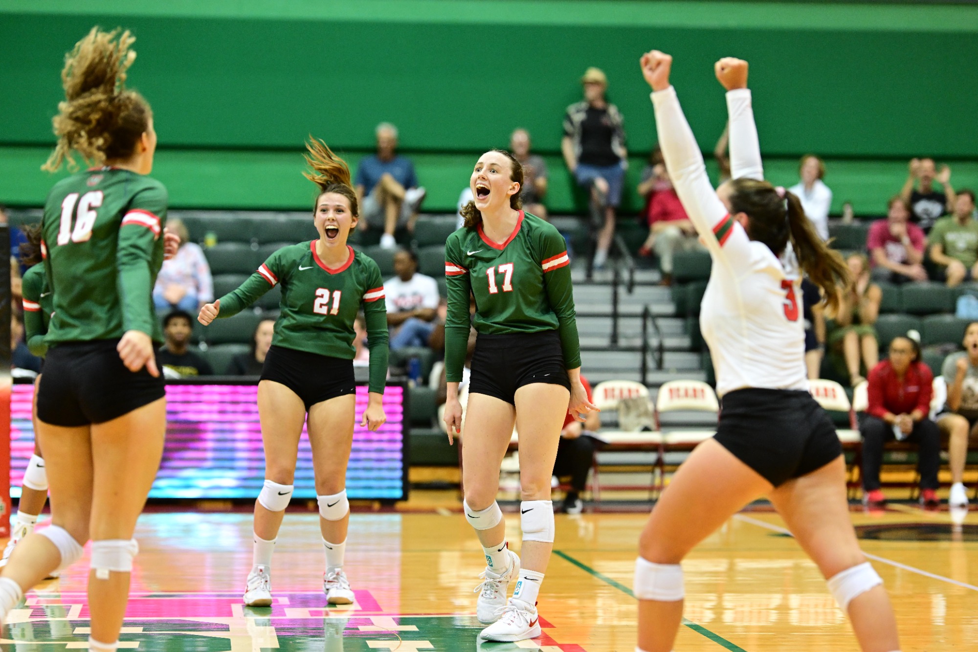 No. 20 Volleyball Outlasts No. 6 NYU, Defeats CMU to Move to 110