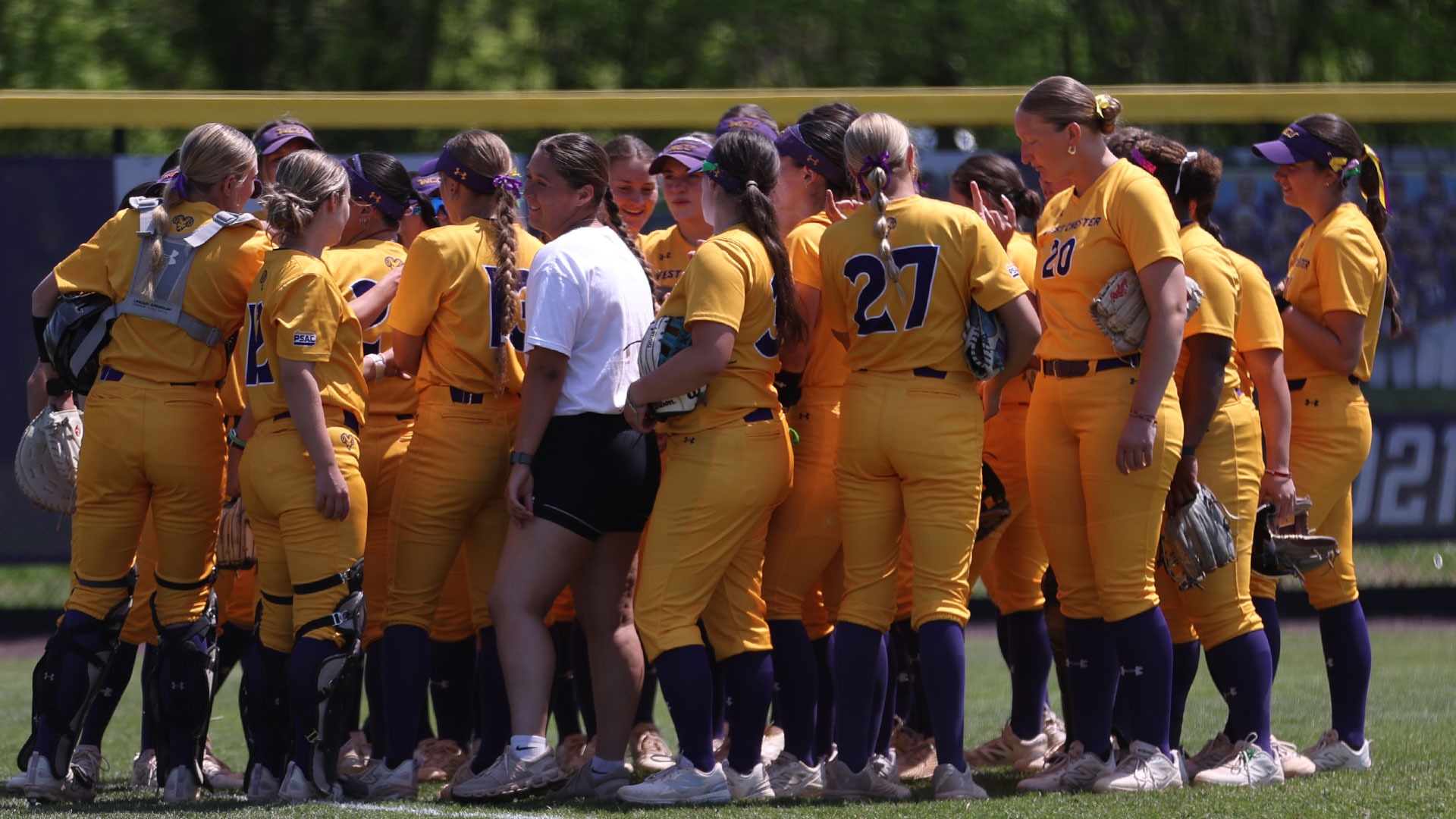 SB TEAM PICTURE IN OUTFIELD IN GOLD UNIFORMS