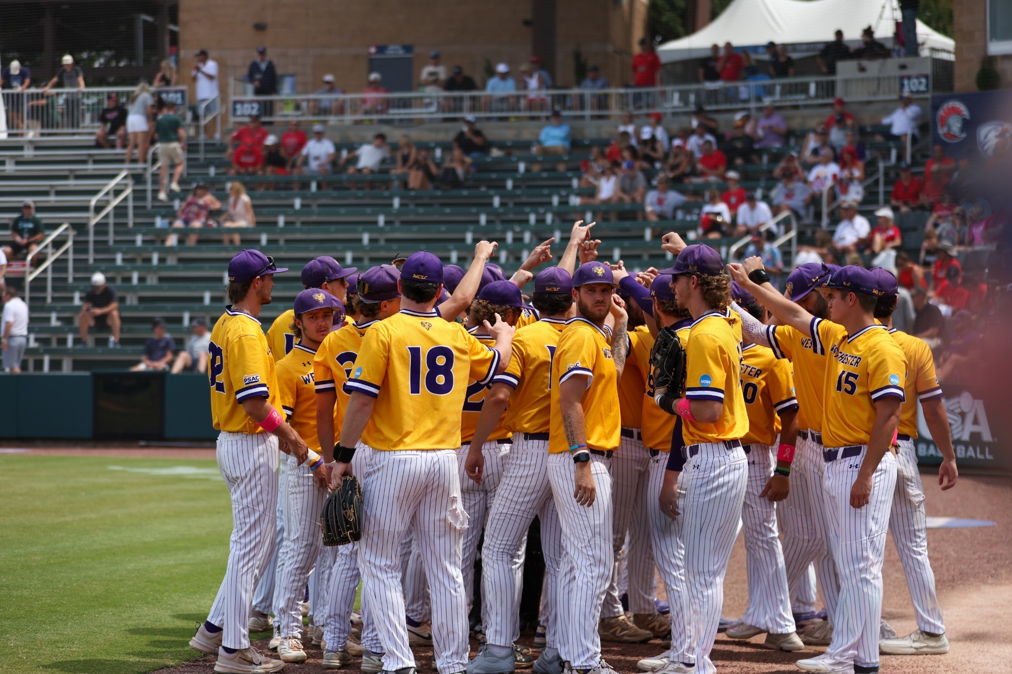 PREGAME TEAM HUDDLE VS TAMPA IN NATIONAL CHAMPIONSHIP SERIES