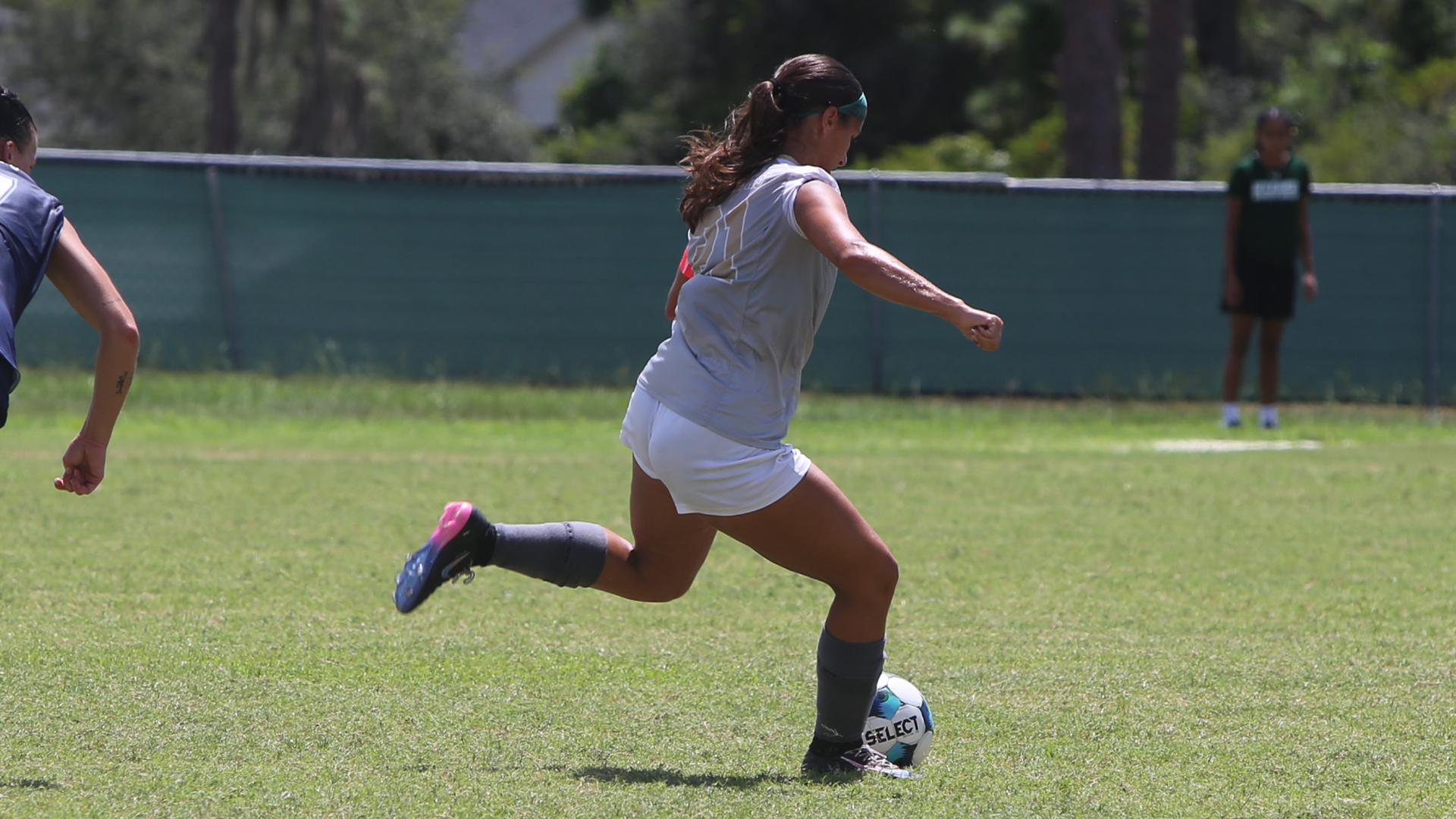 Ariana Suarez attacking the ball against STU
