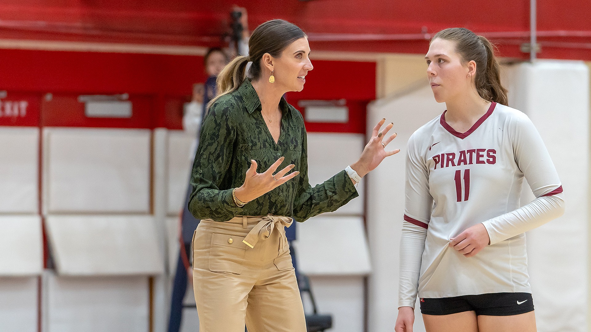 Kati Bodecker coaches Alyssa Baird at Pacific 2025