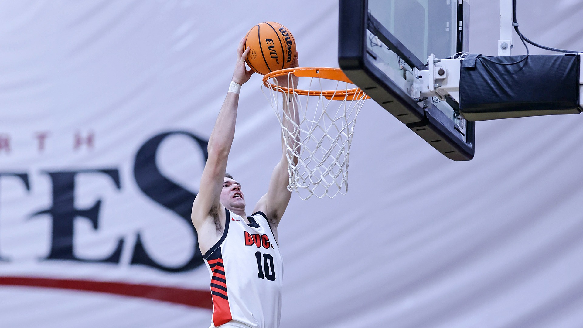 Caden Bateman raises for a dunk vs. Belhaven 2025-26