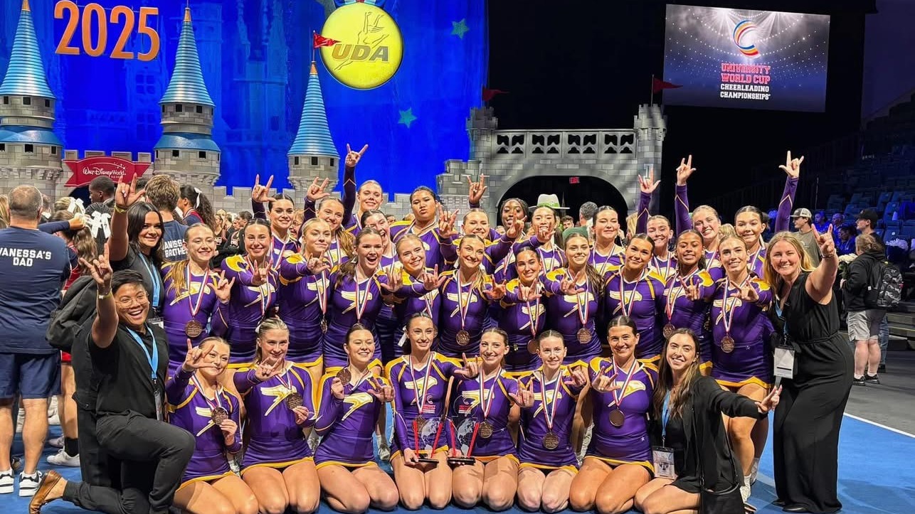 Laurier cheerleading team pose at ISU World's competition.