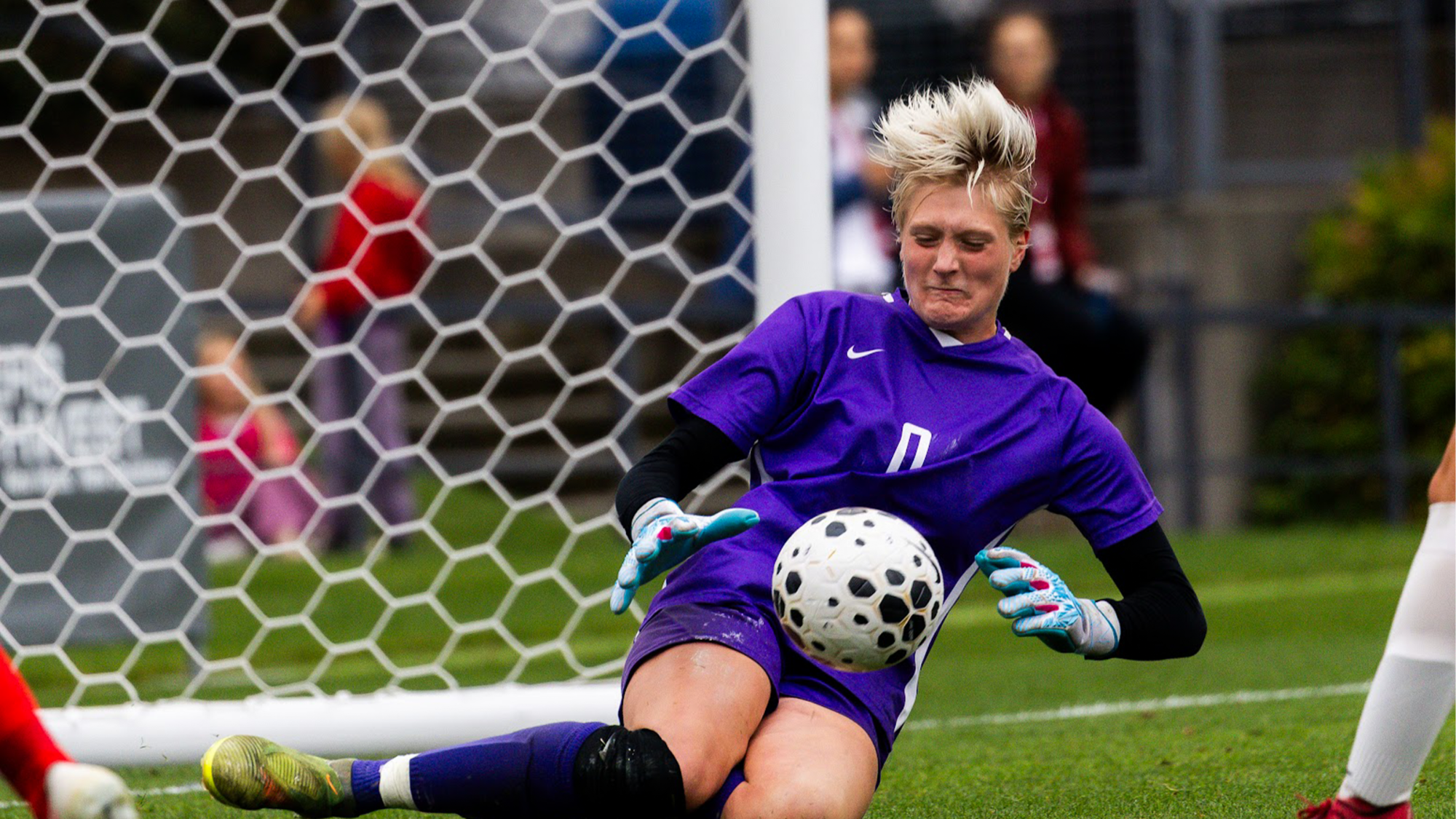 Leightin Menge saving a goal against Seattle U.