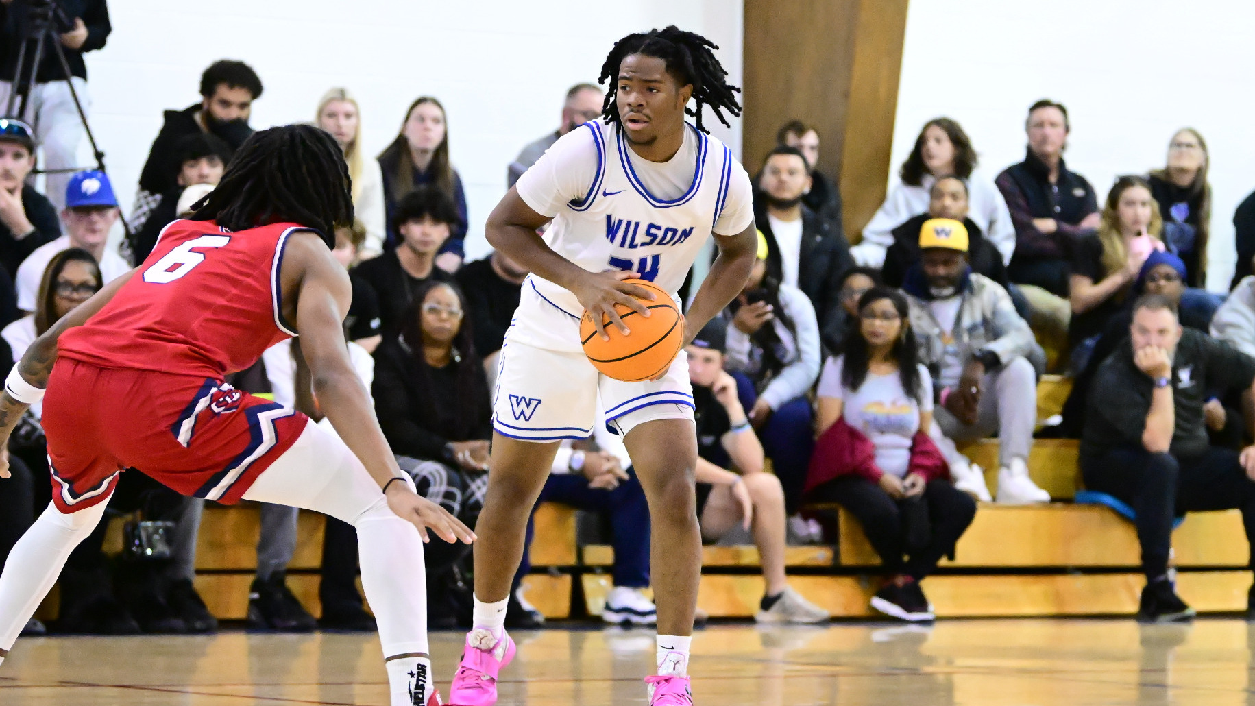 Winston Raford spots up at the 3-point line against a defender