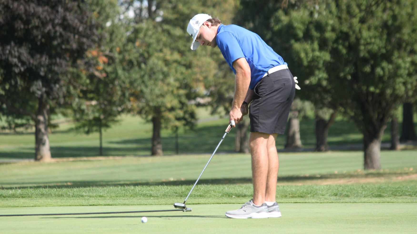 Brady Curran putts the ball