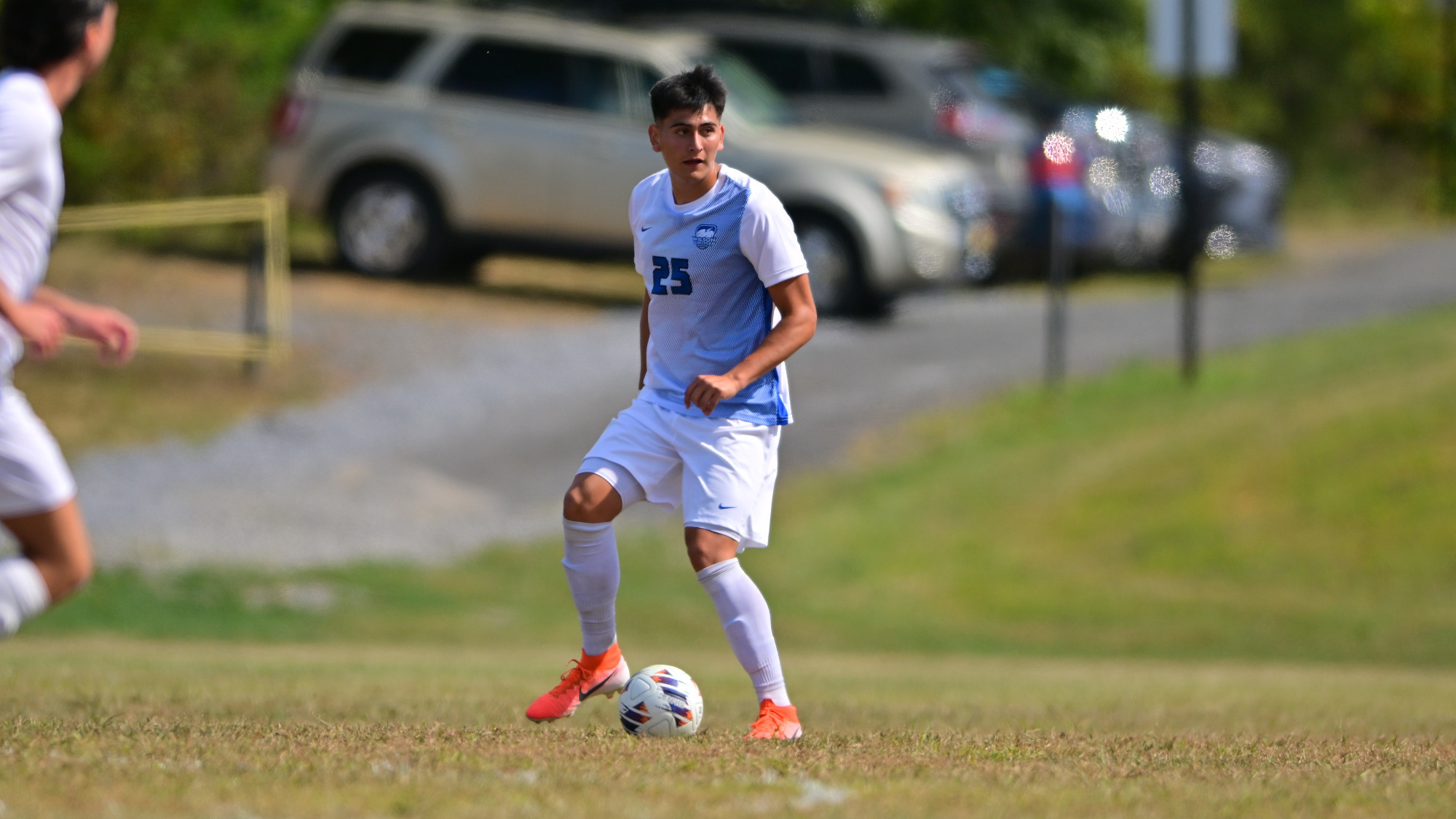 Lenin Cinco looks for an open player