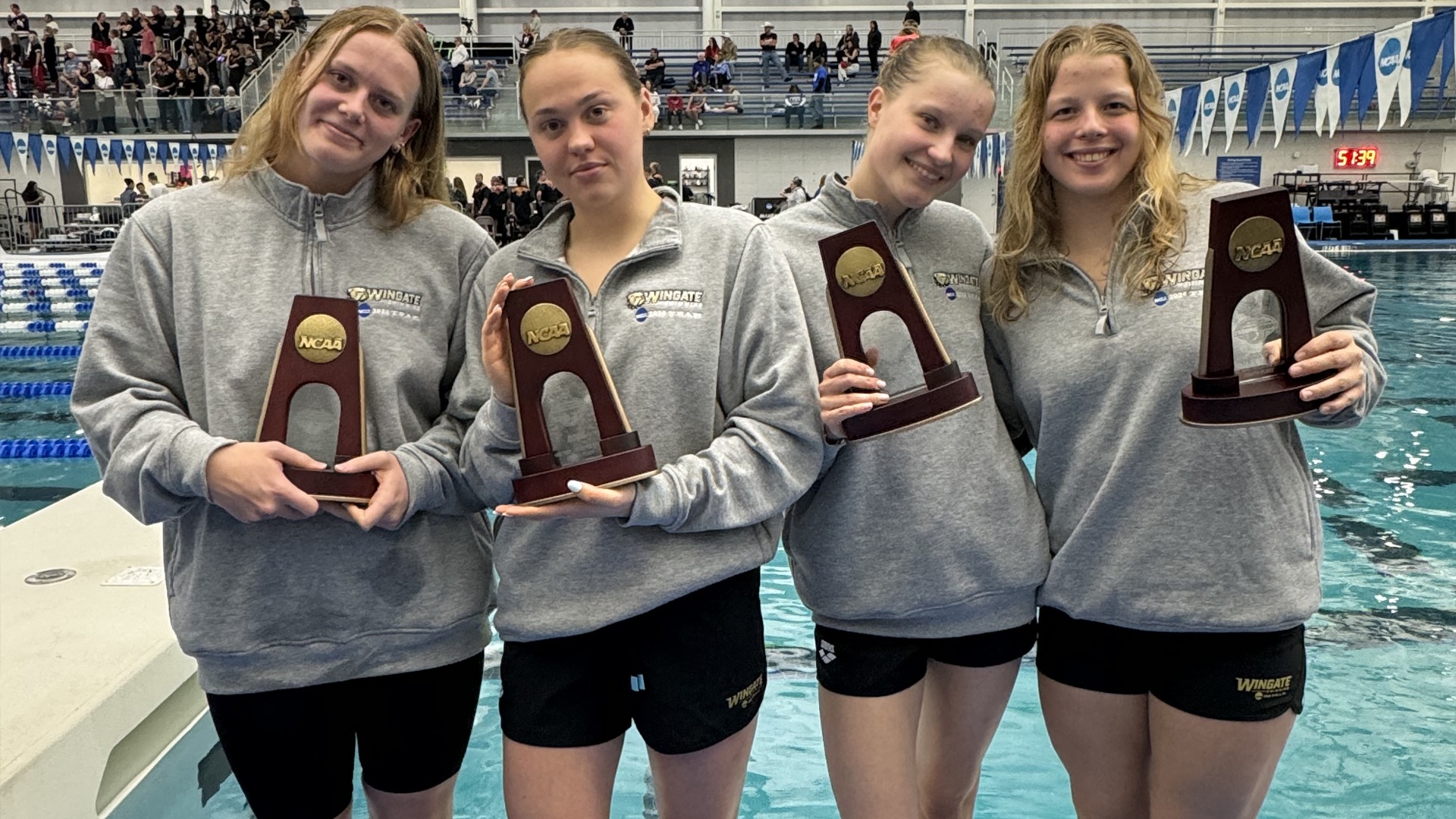 Women’s 400 Free Relay AA crew