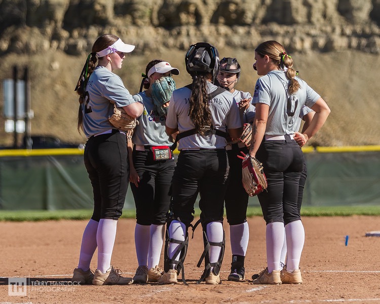 softball mound huddle