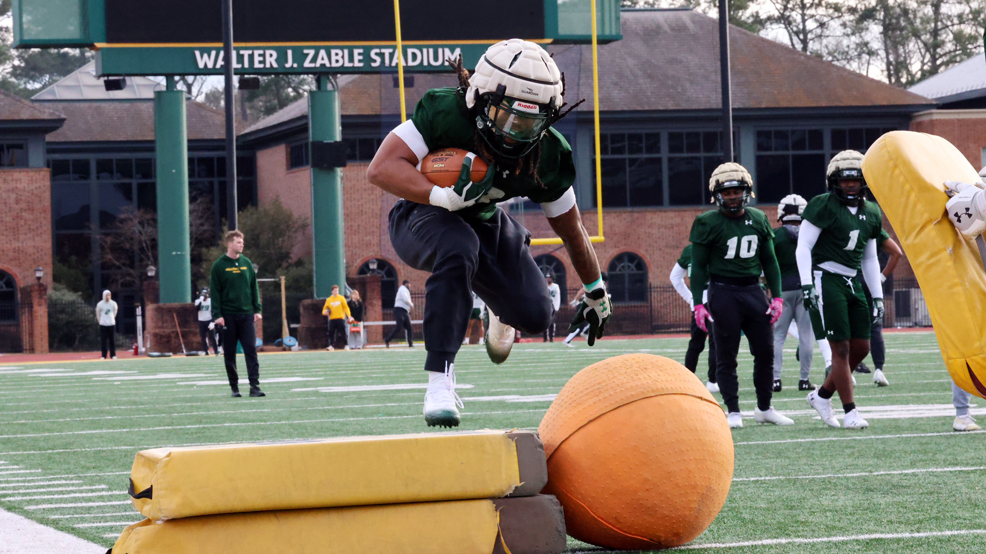 Running back do drills during spring practice
