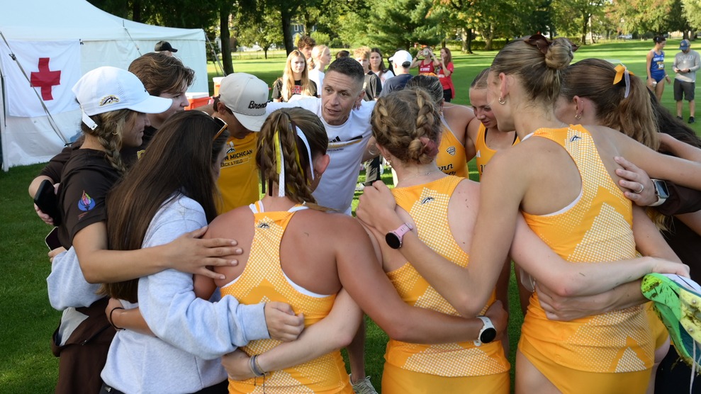 The WMU XC team huddles at the Joe Piane Notre Dame Invite