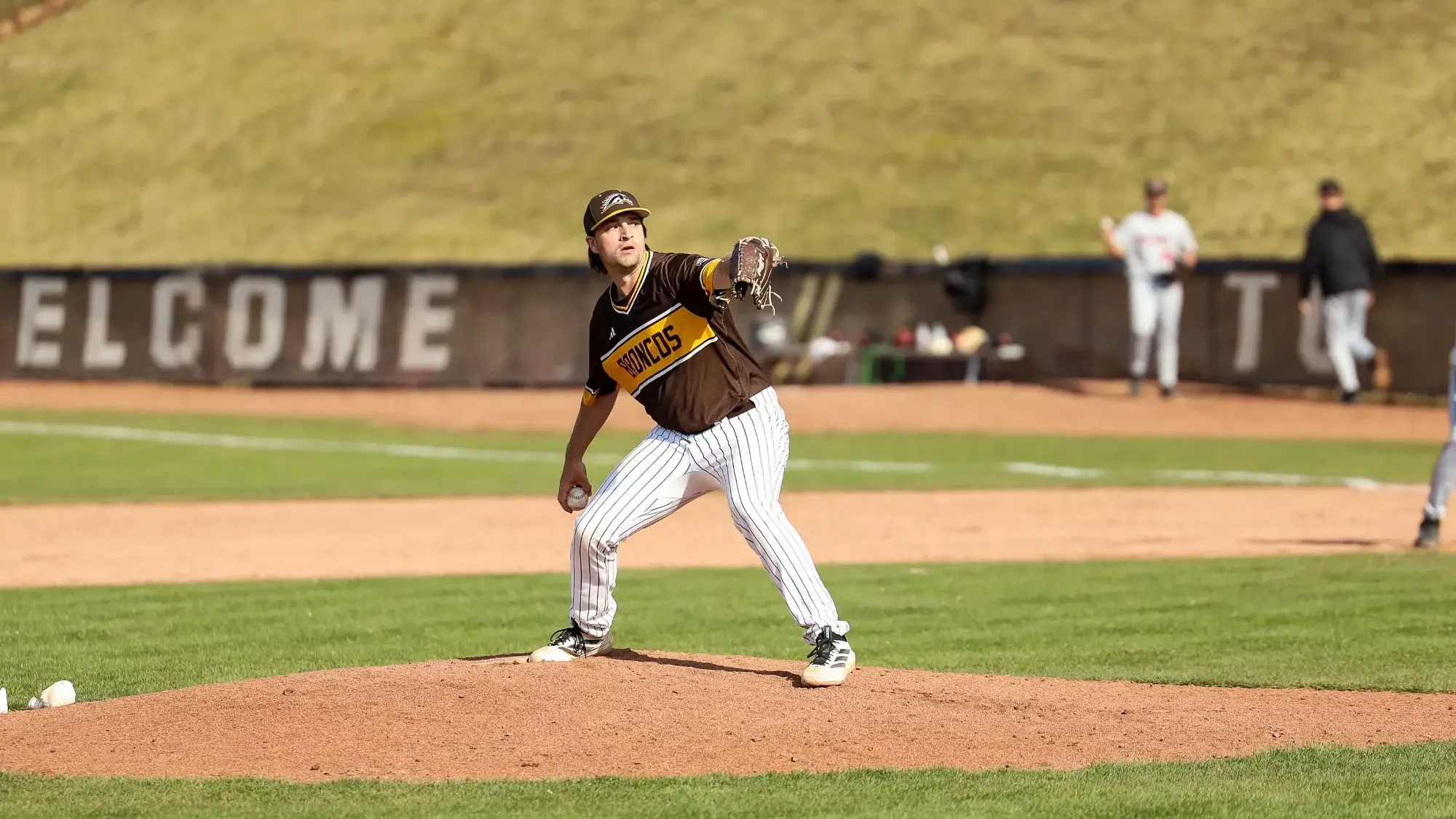 #44 Matt Maloney pitches toward home plate.