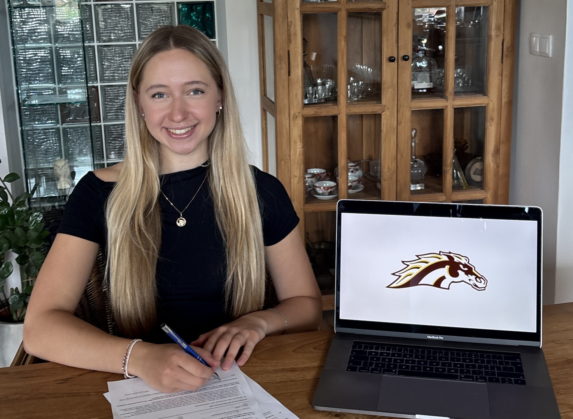  Julie Hostáková signs her NLI to play for the WMU Women's Tennis team in 2026-27.