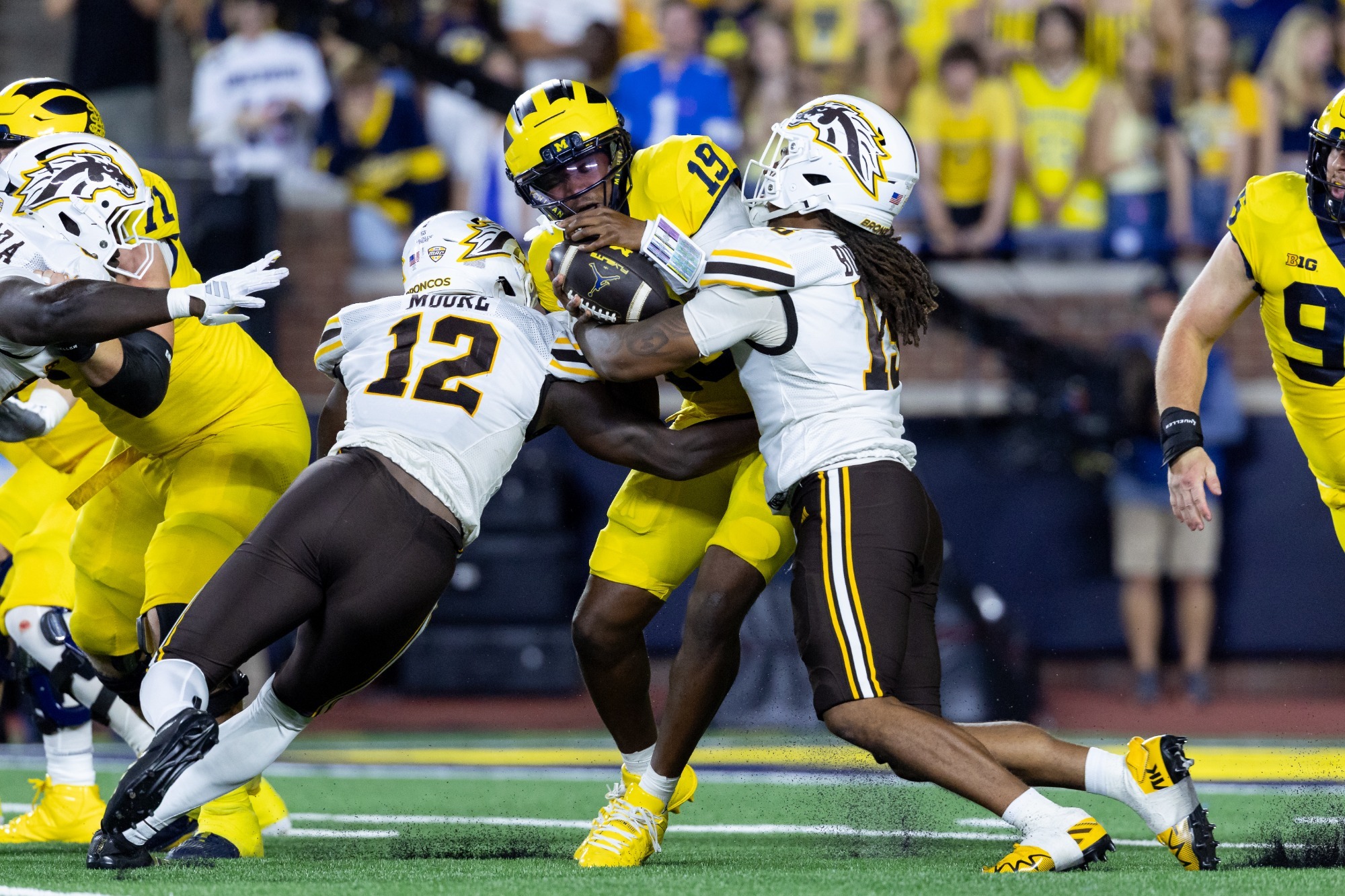 Dillon Moore tackles Bryce Underwood