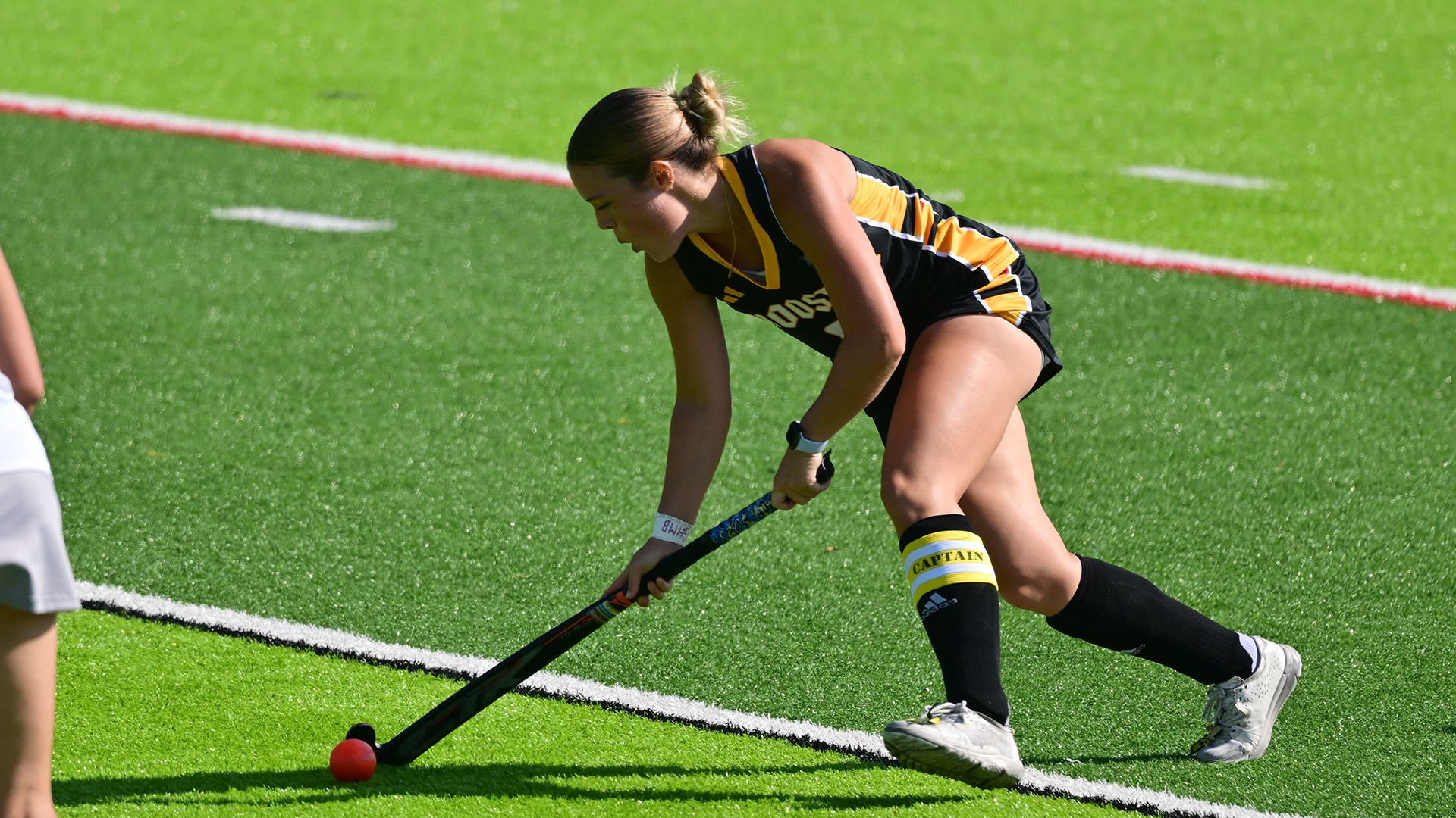 Photo of Coco Rodríguez with the ball in a 2025 home contest.