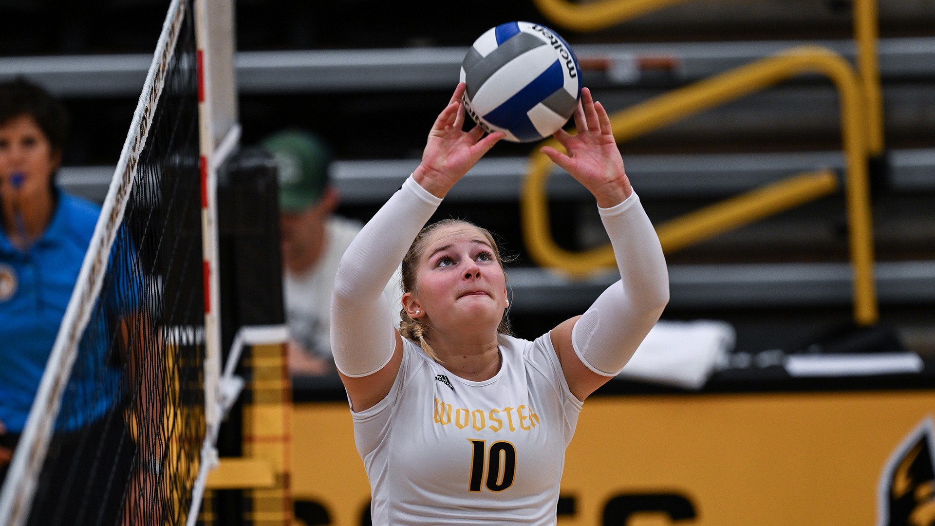 Erin Ellis sets the ball in a 2025 match