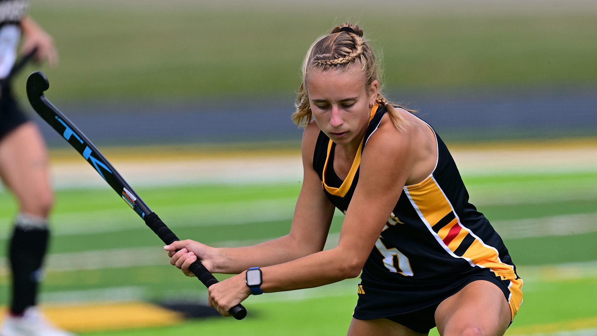 Lizzie Hardy winds up to shoot in a 2025 game