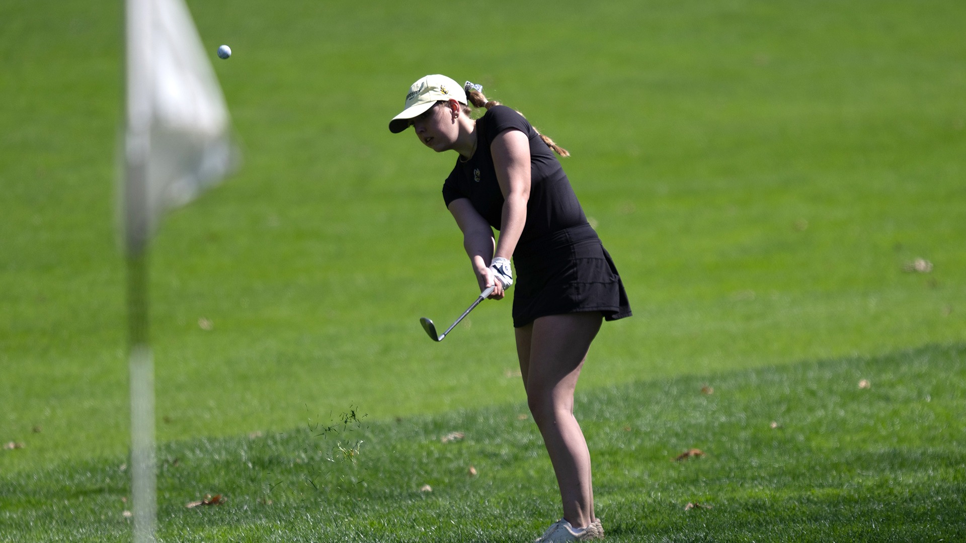 Morgan Erdmann hits a chip at the 2025 Eva Shorb Weiskopf Invitational.