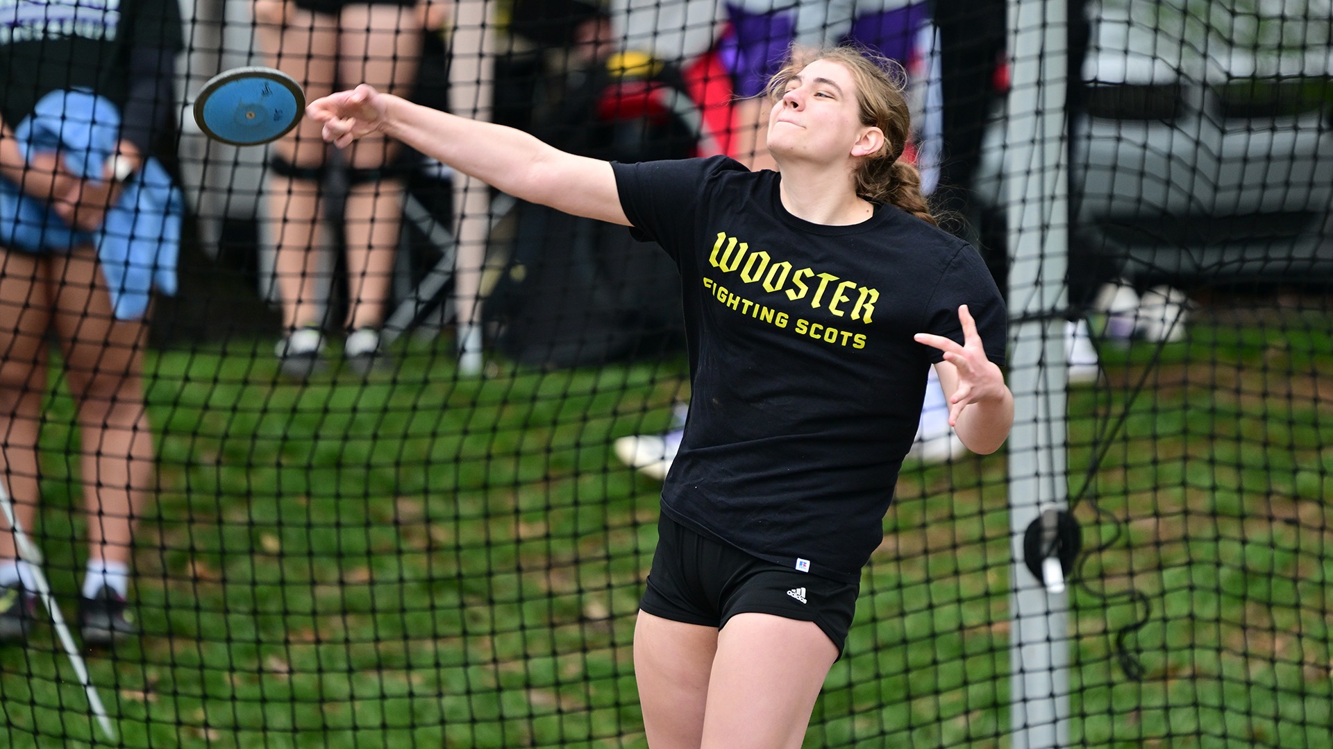 Kylie Parsons throwing the discus in a 2025 meet