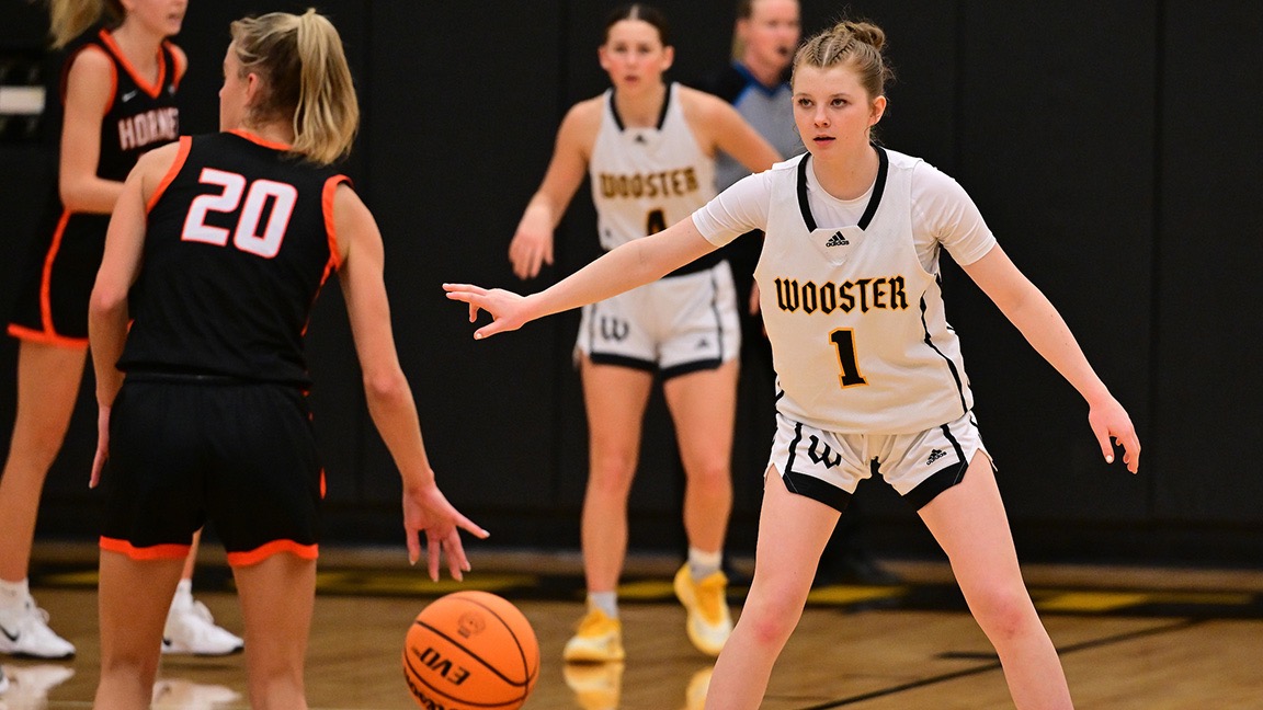 Graysen Redpath guards a ballhandler